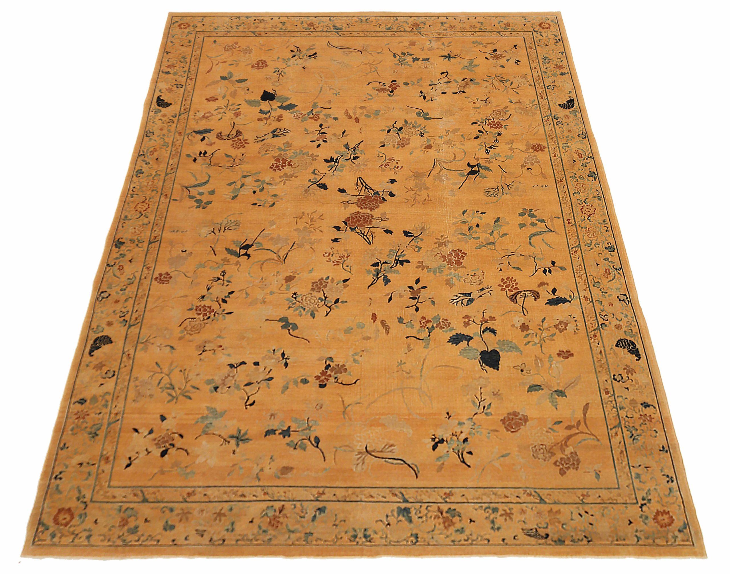 Entdecken Sie die Eleganz von Afghanistan China mit Teppichen aus der Zeit um 1940. Dieses exklusive Design aus Wolle und Orangegelb ist perfekt, um Ihren Raum zu verschönern.