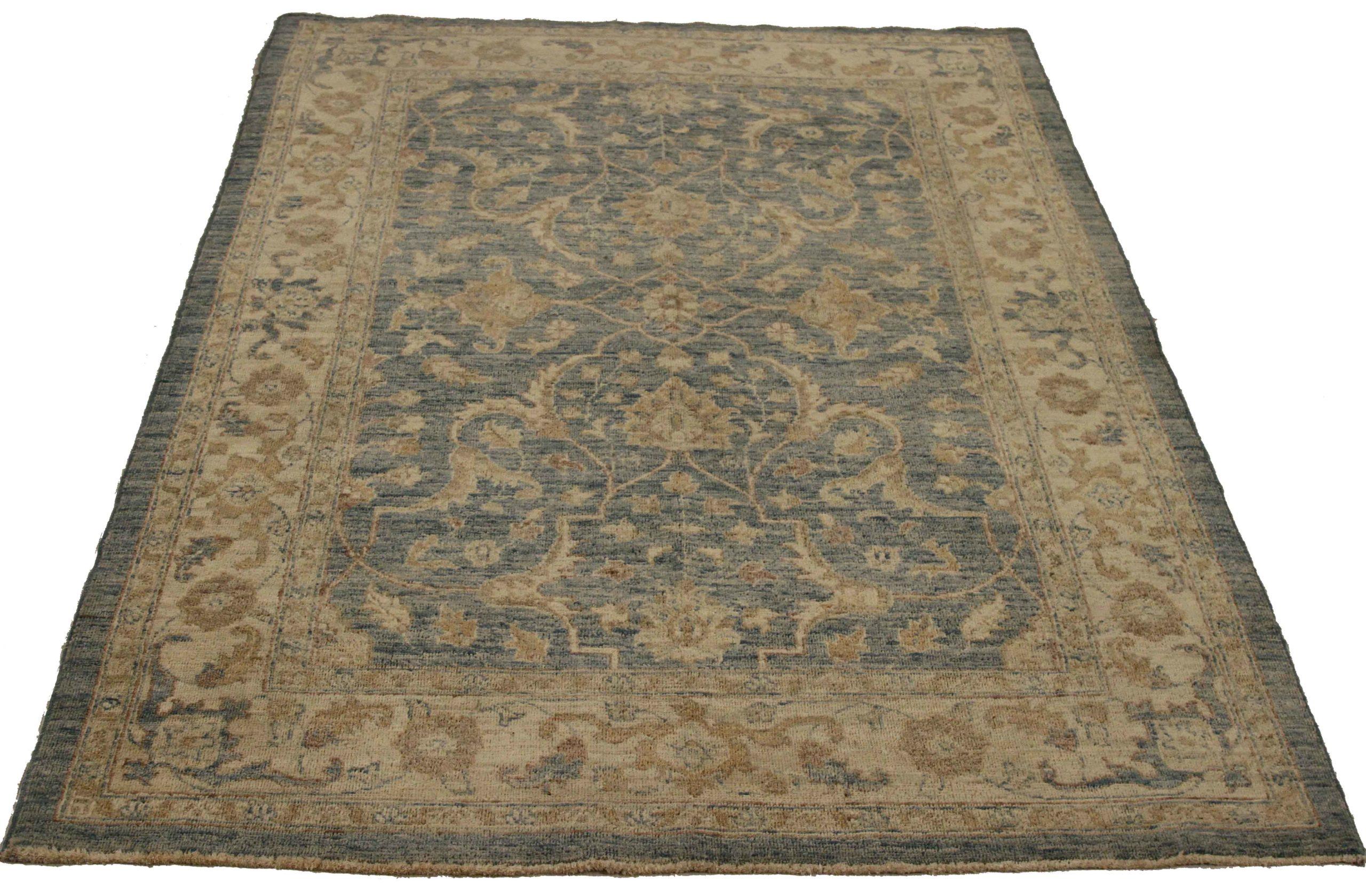 Scopri l'eleganza dell'Afghanistan Farahan con i tappeti per l'area CIRCA del 1990. Progettato con una meticolosa attenzione ai dettagli, questo design esclusivo è perfetto per valorizzare il tuo spazio.
