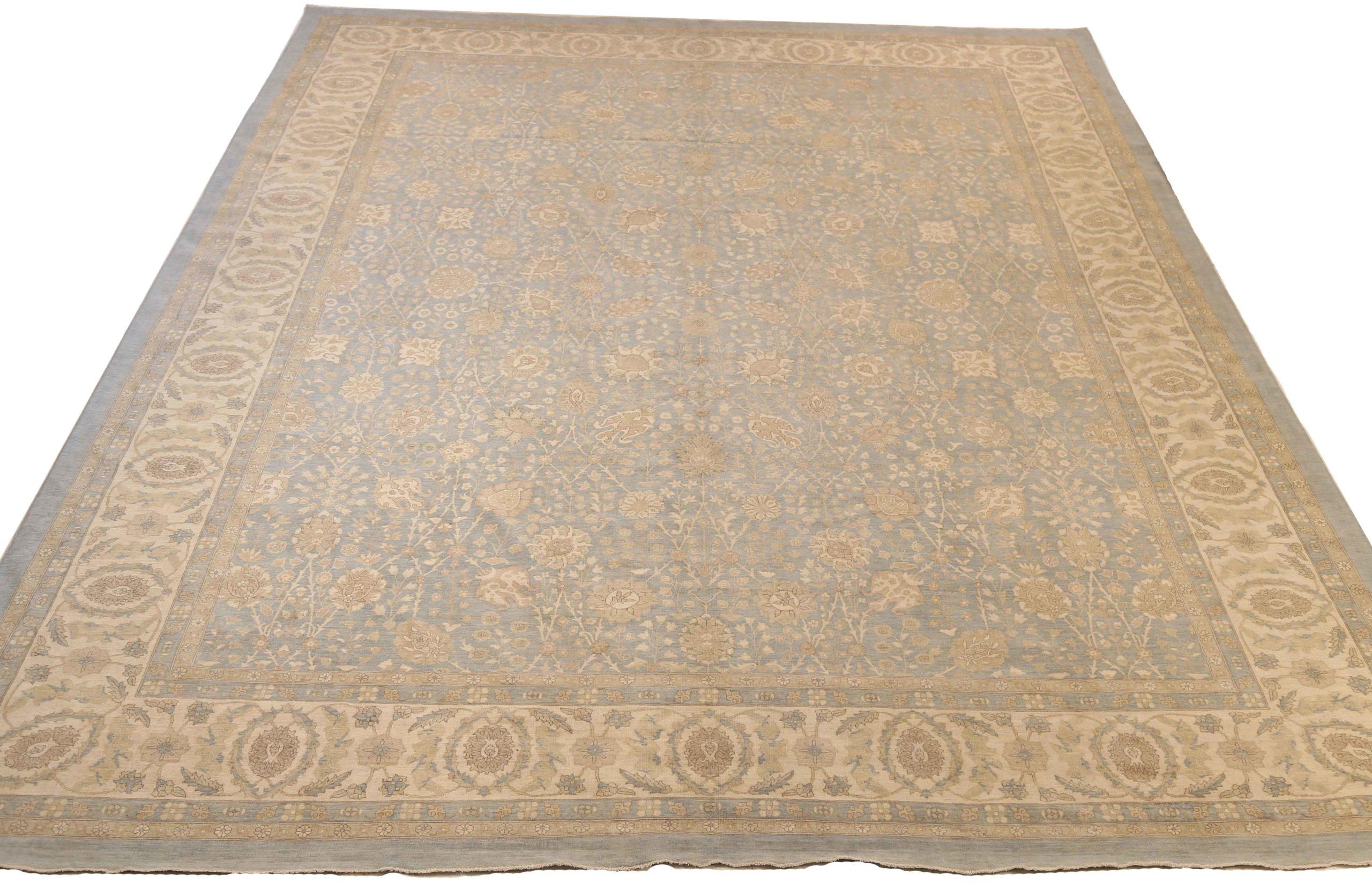 Scopri l'eleganza dell'Afghanistan Fine Tabriz con i tappeti d'area CIRCA del 1990. Progettato con una meticolosa attenzione ai dettagli, questo design esclusivo è perfetto per valorizzare il tuo spazio.