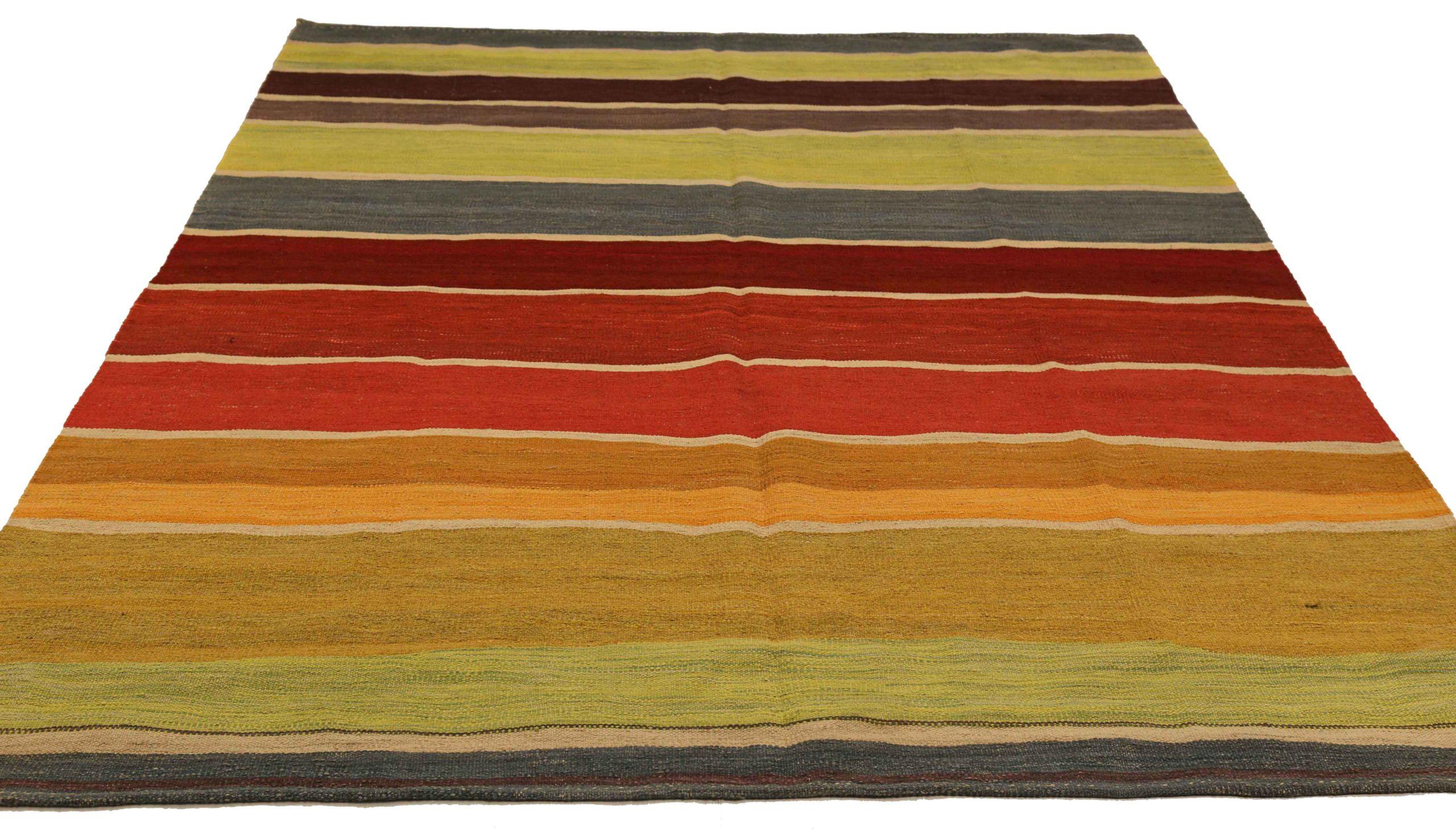 Entdecken Sie die Eleganz von Afghanistan Flat Weave mit Area Rugs in Circa 1990. Dieses exklusive Design, das mit viel Liebe zum Detail entworfen wurde, ist perfekt, um Ihren Raum zu verschönern.