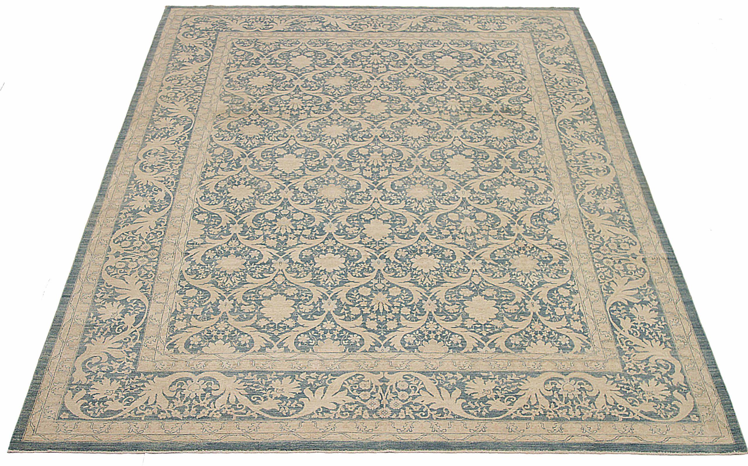 Scopri l'eleganza dell'Afghanistan Haji Jalili con i tappeti CIRCA del 1990. Progettato con lana e blu-avorio, questo design esclusivo è perfetto per valorizzare il tuo spazio.