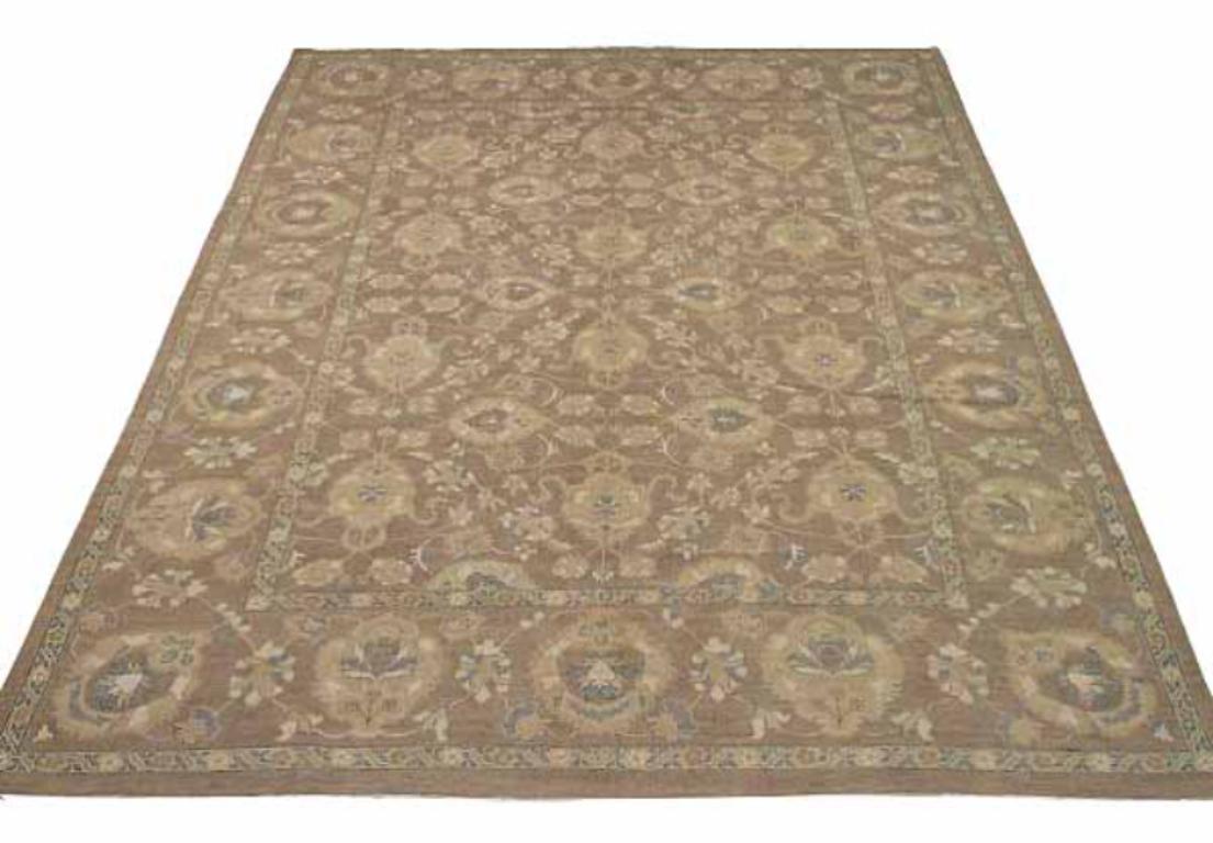 Scopri l'eleganza dell'Afghanistan Haji Jalili con i tappeti CIRCA del 1990. Progettato in lana e marrone-avorio, questo design esclusivo è perfetto per valorizzare il tuo spazio.