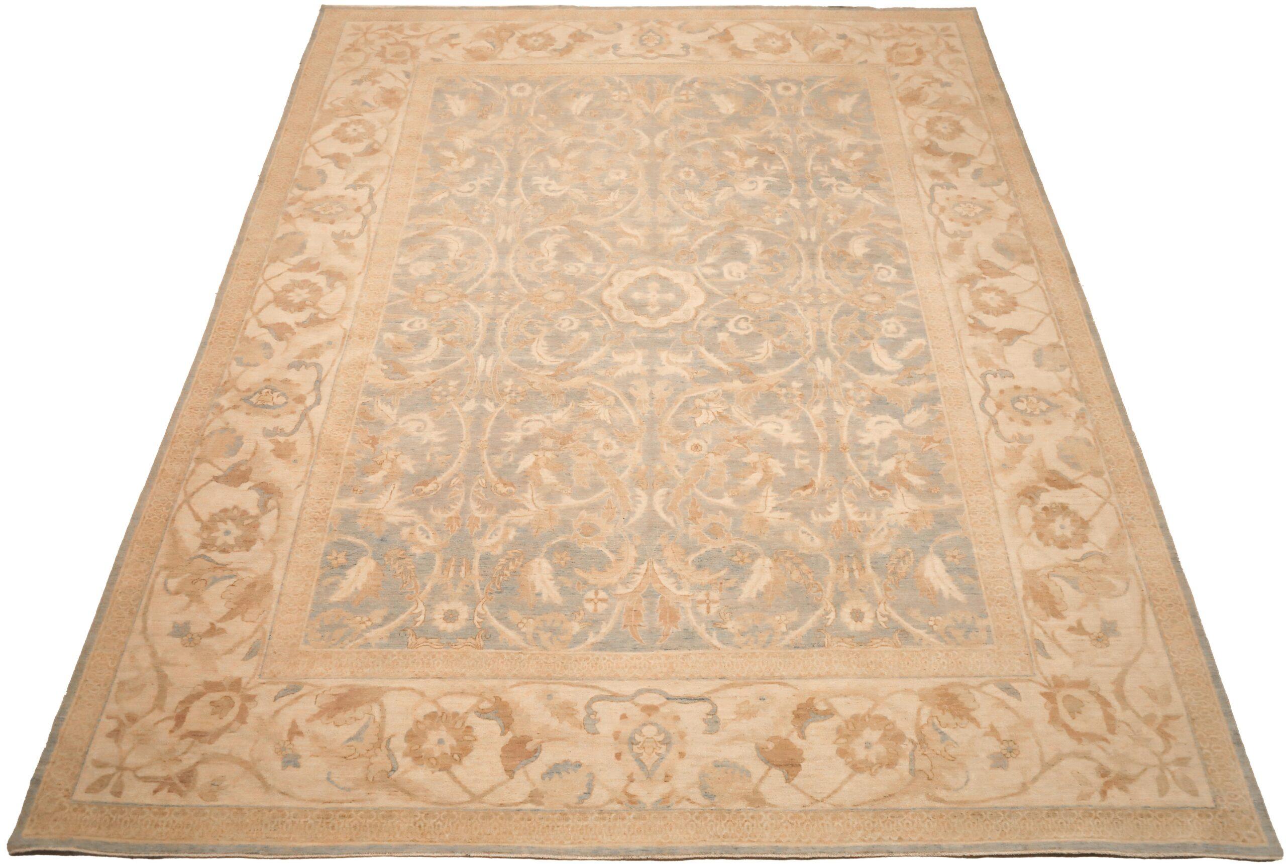 Découvrez l'élégance des tapis d'Afghanistan Haji Jalili de Circa 1990. Conçu avec de la laine et du Design/One, ce design exclusif est parfait pour mettre en valeur votre espace.