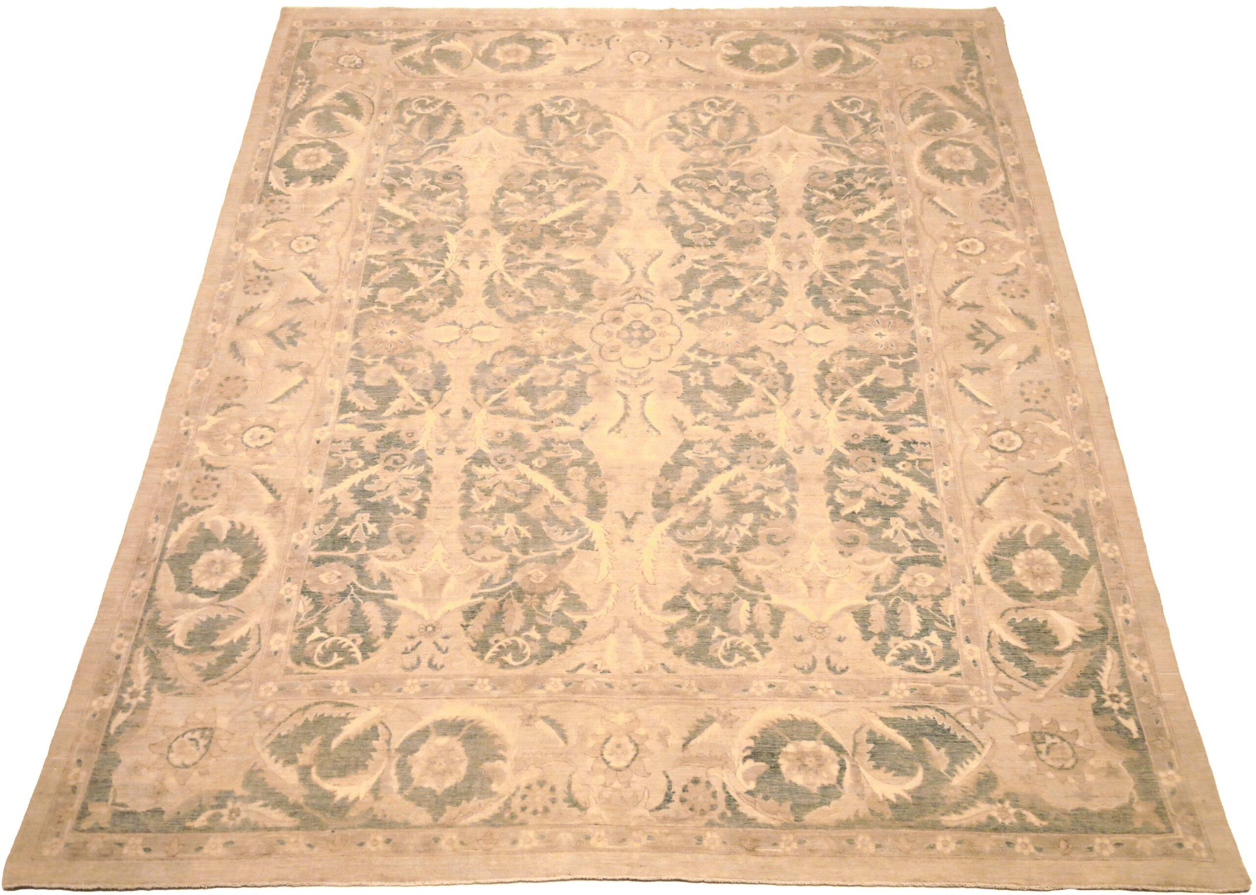 Découvrez l'élégance des tapis d'Afghanistan Haji Jalili de Circa 1990. Conçu avec de la laine et du Design/One, ce design exclusif est parfait pour mettre en valeur votre espace.