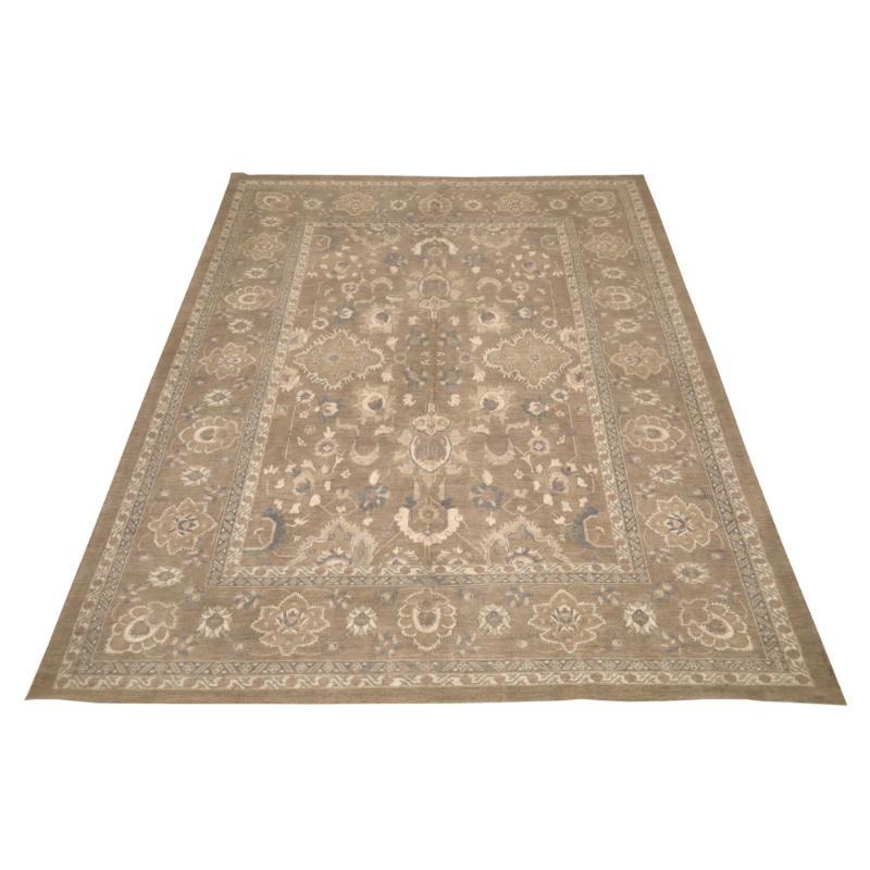 Descubre la elegancia de Afganistán Haji Jalili con las alfombras Area Rugs de Circa 1990. Diseñado con lana y marrón, este diseño exclusivo es perfecto para realzar tu espacio.