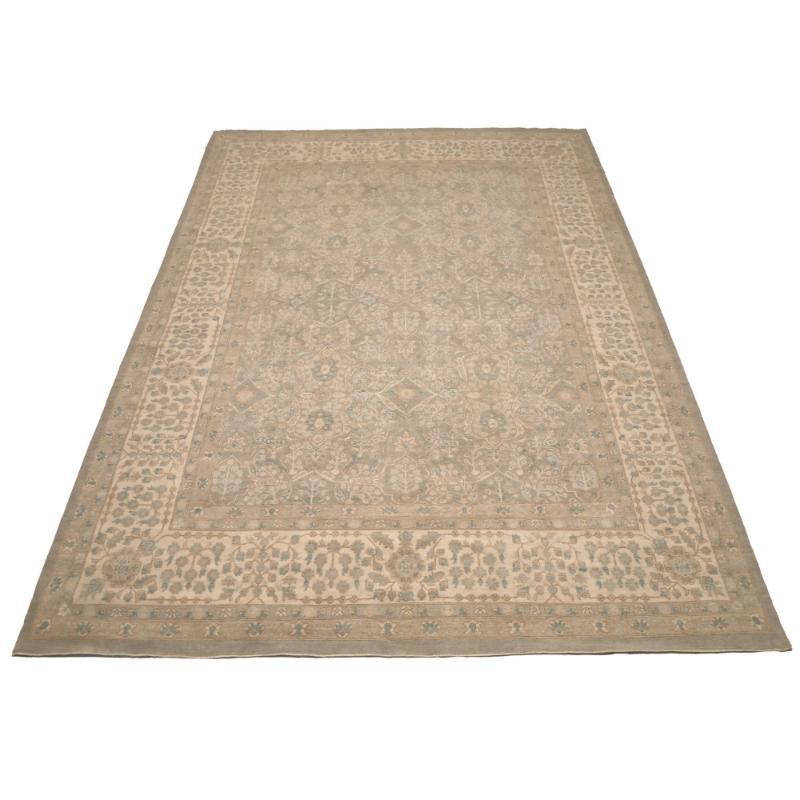 Descubre la elegancia de Afganistán Haji Jalili con las alfombras Area Rugs de Circa 1990. Diseñado con lana y marrón-marfil- topo, este diseño exclusivo es perfecto para realzar tu espacio.