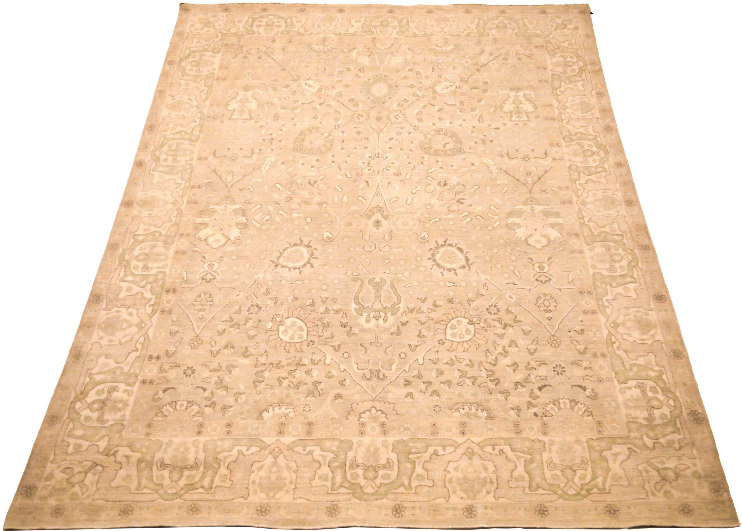 Entdecken Sie die Eleganz von Afghanistan Haji Jalili mit Teppichen aus der Zeit um 1990. Dieses exklusive Design aus Wolle und Elfenbein ist perfekt, um Ihren Raum zu verschönern.