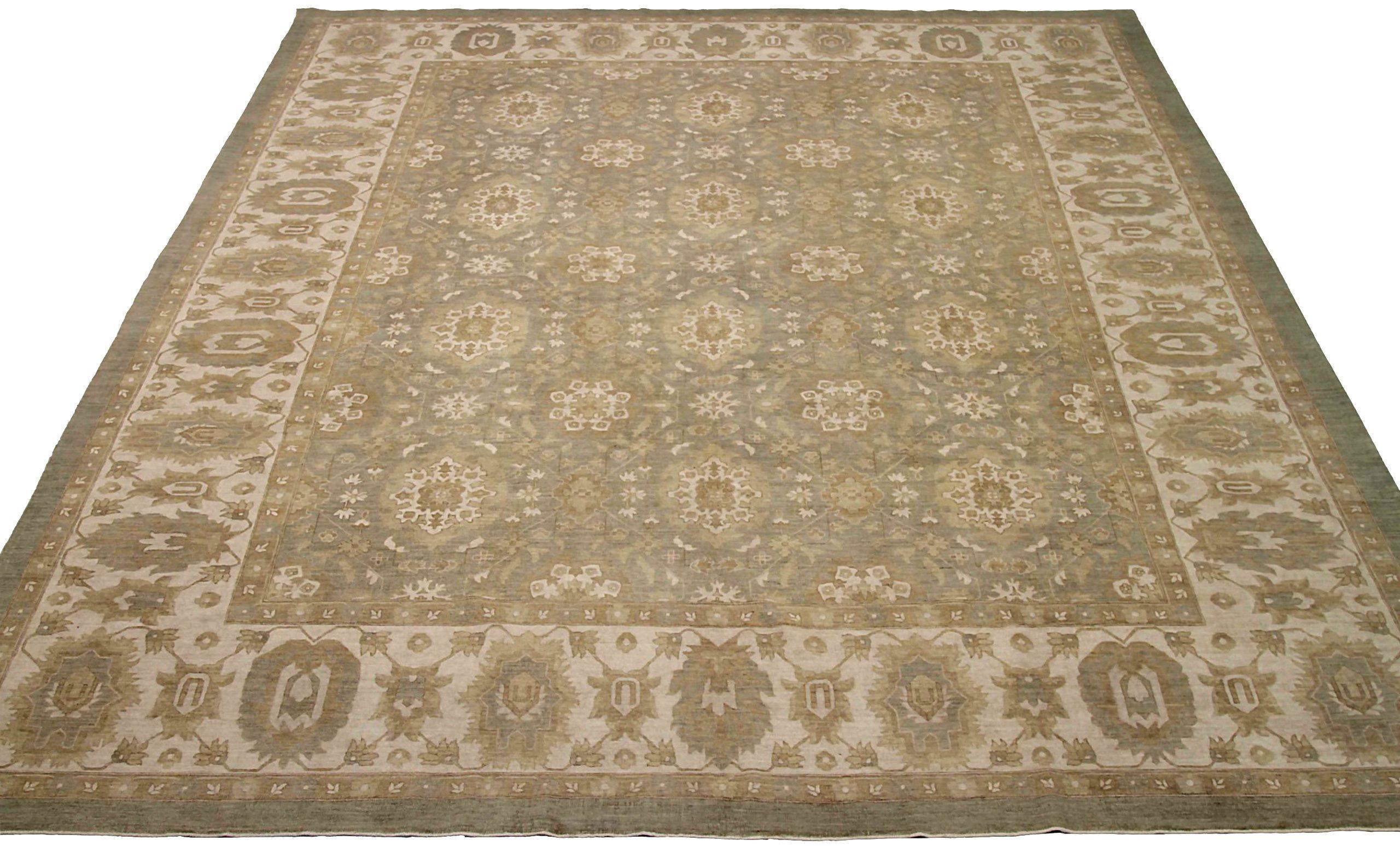 Entdecken Sie die Eleganz des afghanischen Haji Jalili-Teppichs in Übergröße von CIRCA 1990. Dieses exklusive Design aus Wolle und BraunGrauElfenbein ist perfekt, um Ihren Raum zu verschönern.