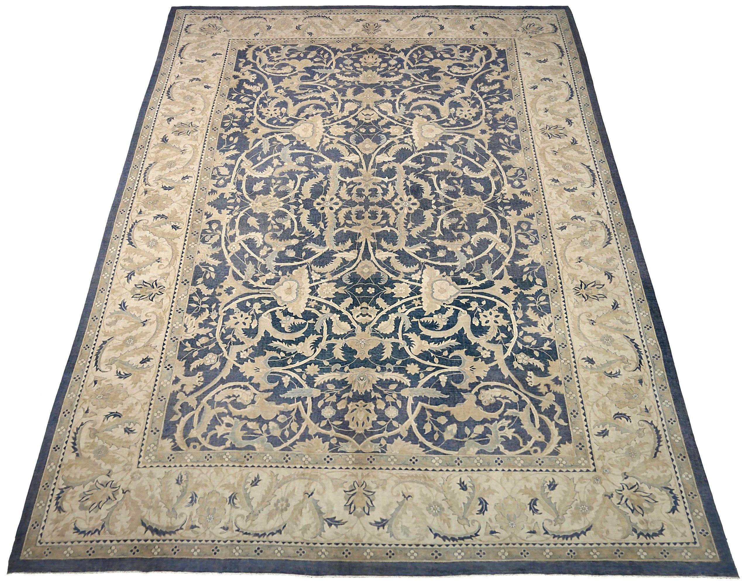 Découvrez l'élégance de l'Afghanistan Haji Jalili présentant un tapis Over Size de Circa 1990. Conçu avec de la laine et du bleu IvoryNavy, ce design exclusif est parfait pour mettre en valeur votre espace.