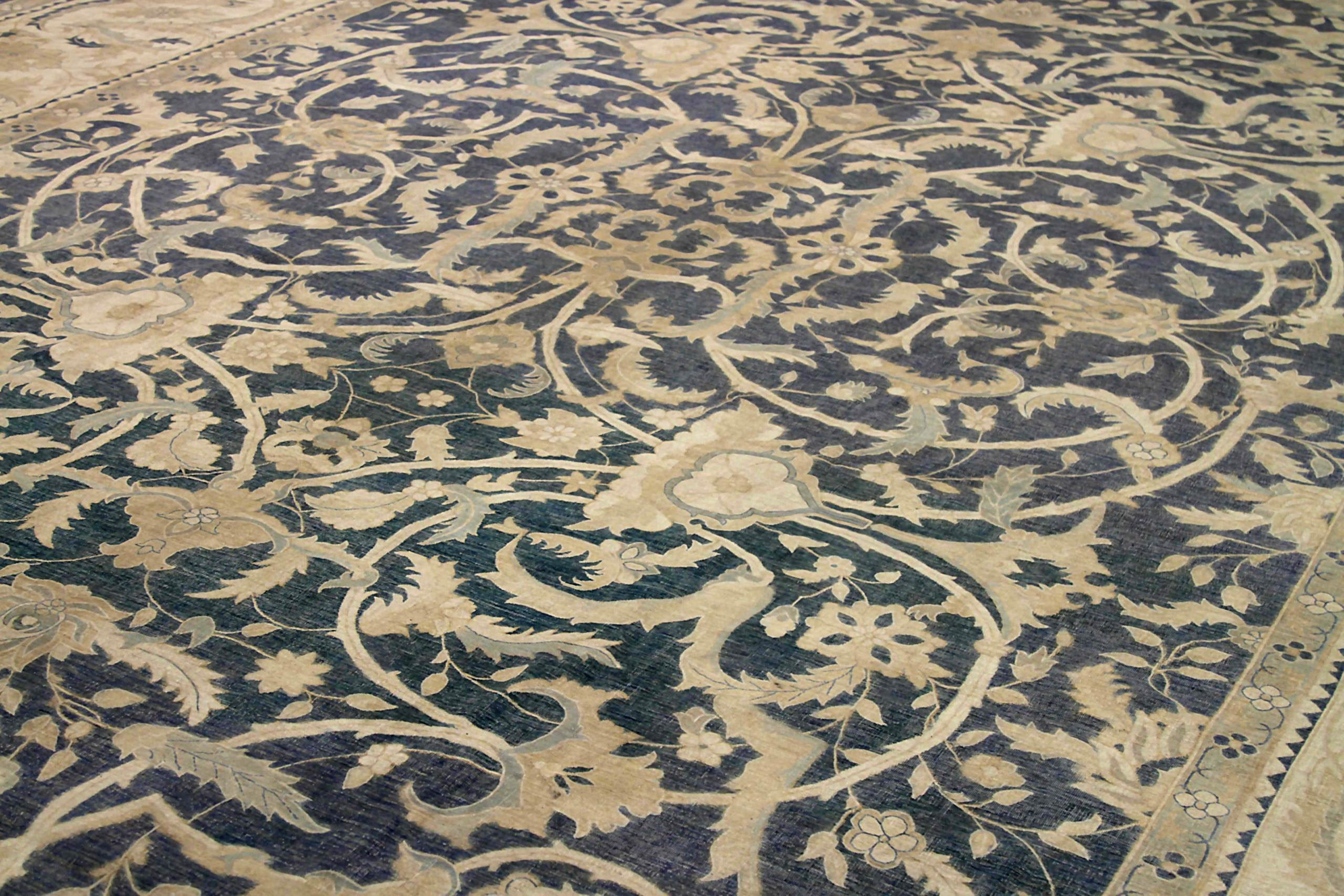 Afghanistan Haji Jalili Over Size Rug Circa 1990 - Laine Ivoire Bleu marine - 91918 Excellent état - En vente à Dallas, TX