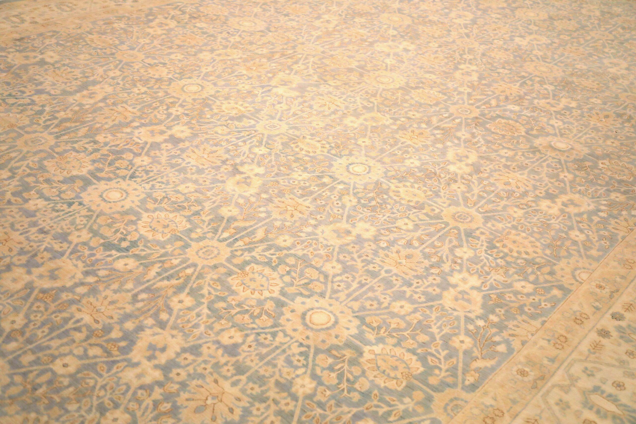 Scopri l'eleganza dell'Afghanistan Haji Jalili con un tappeto over size del 1990. Progettato con lana e blu-avorio, questo design esclusivo è perfetto per valorizzare il tuo spazio.
