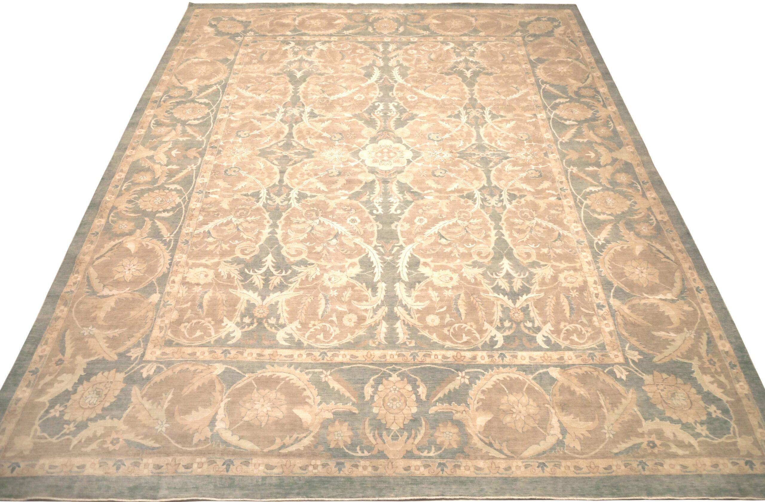 Entdecken Sie die Eleganz des afghanischen Haji Jalili-Teppichs in Übergröße von CIRCA 1990. Dieses exklusive Design aus Wolle und BraunGrauElfenbein ist perfekt, um Ihren Raum zu verschönern.