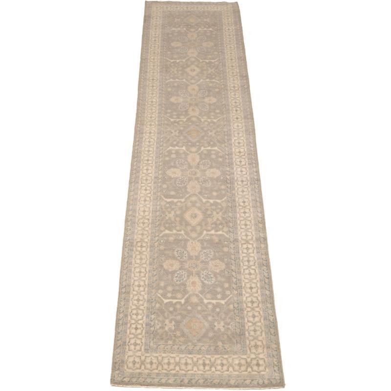 Entdecken Sie die Eleganz von Afghanistan Haji Jalili mit dem Läufer Circa 1990. Dieses exklusive Design aus Wolle und Braun ist perfekt, um Ihren Raum zu verschönern.
