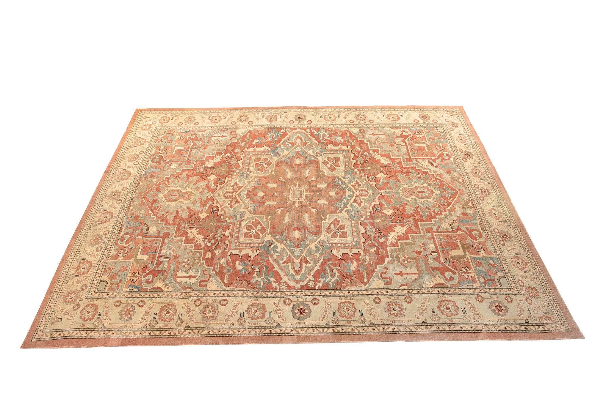Entdecken Sie die Eleganz von Afghanistan Heriz mit dem Over-Size-Teppich von circa 1990. Dieses exklusive Design aus Wolle und IvoryPinkRed eignet sich perfekt, um Ihren Raum zu verschönern.