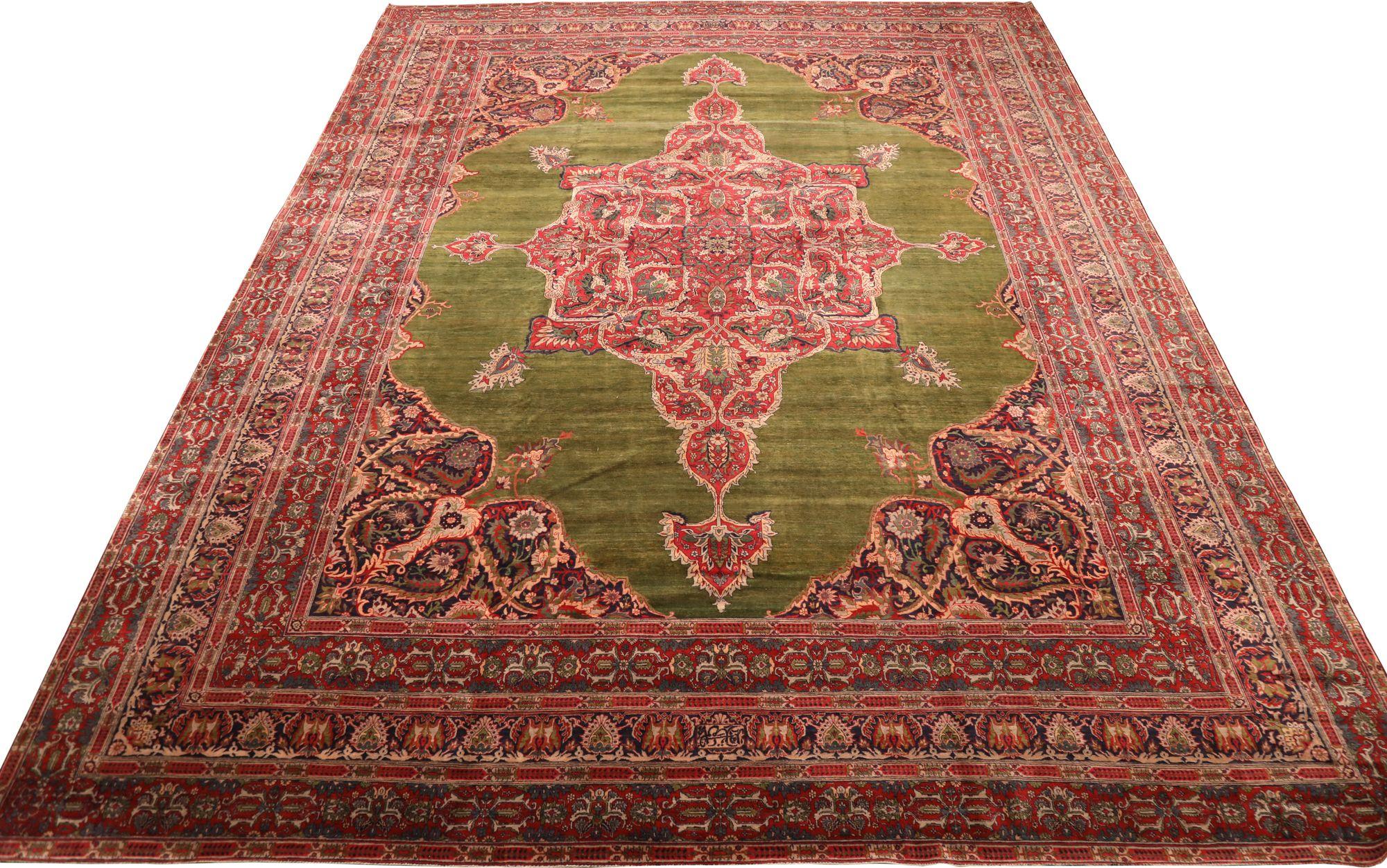 Scopri l'eleganza dell'Afghanistan Kerman con il tappeto over size CIRCA 1910. Progettato con Lana e VerdeRosso, questo design esclusivo è perfetto per valorizzare il tuo spazio.