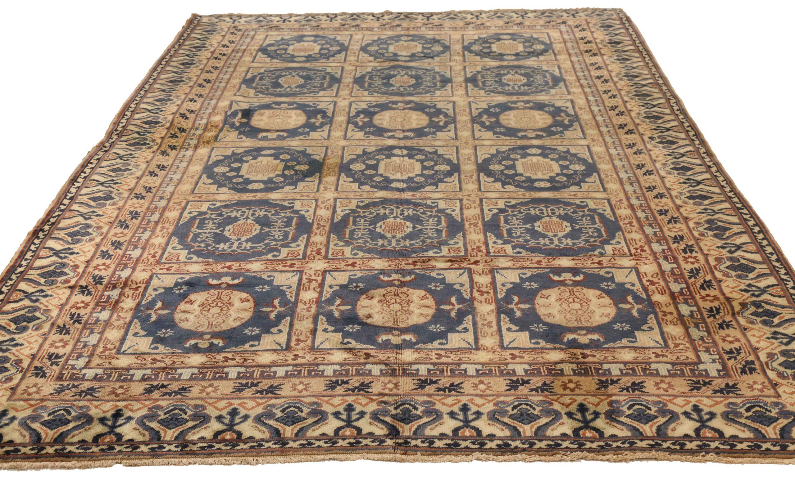 Entdecken Sie die Eleganz des afghanischen Khotan mit Teppichen aus der Zeit um 1940. Dieses exklusive Design aus Wolle und Blau-Elfenbein eignet sich perfekt, um Ihren Raum zu verschönern.