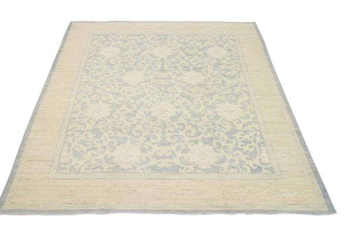 Découvrez l'élégance des tapis de l'Afghanistan Khotan, datant de 1990. Conçu avec de la laine et du Design/One, ce design exclusif est parfait pour mettre en valeur votre espace.
