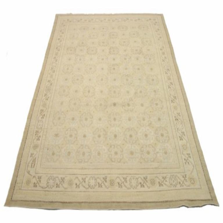Entdecken Sie die Eleganz des afghanischen Khotan mit Teppichen aus der Zeit um 1990. Dieses exklusive Design aus Wolle und Braun-Elfenbein ist perfekt, um Ihren Raum zu verschönern.