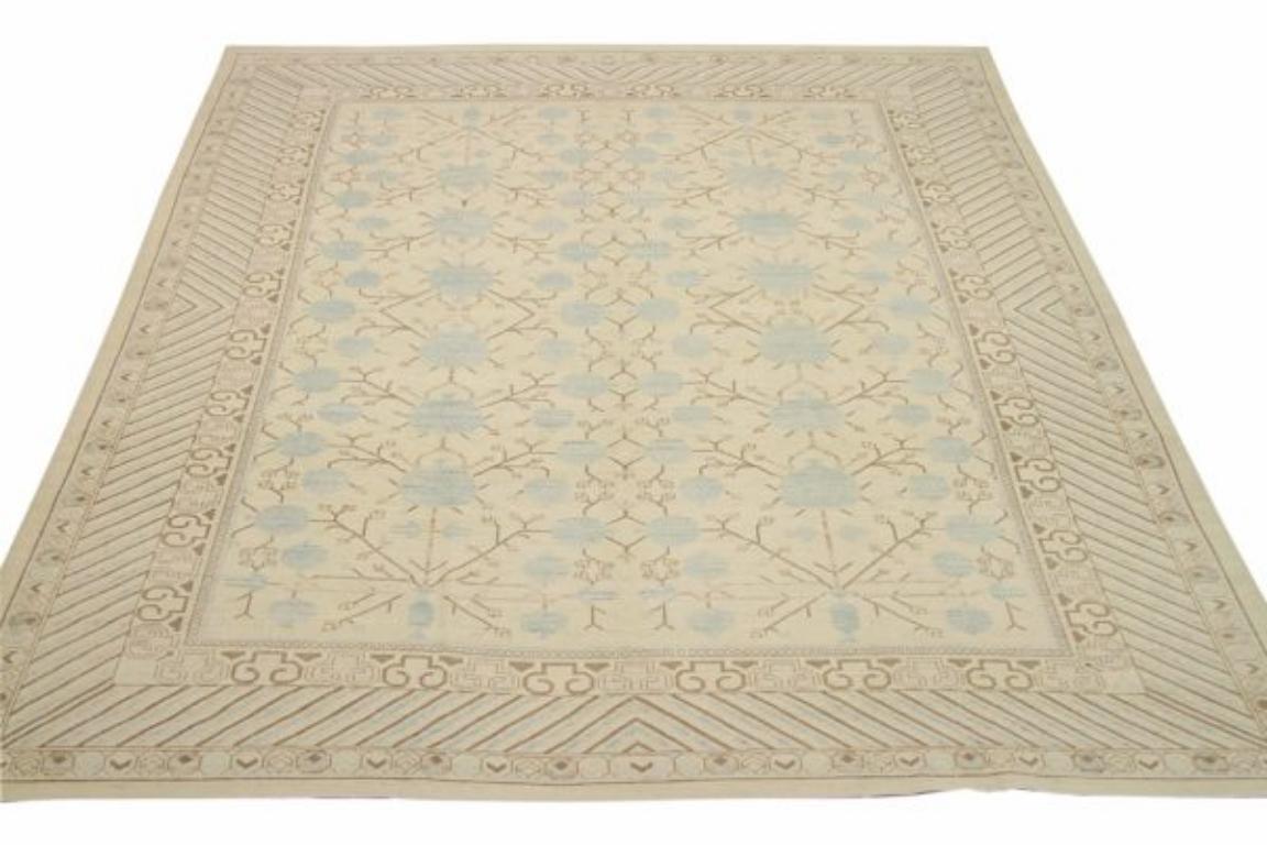 Entdecken Sie die Eleganz des afghanischen Khotan mit Teppichen aus der Zeit um 1990. Dieses exklusive Design aus Wolle in den Farben Braun, Elfenbein und Hellblau ist perfekt, um Ihren Raum zu verschönern.
