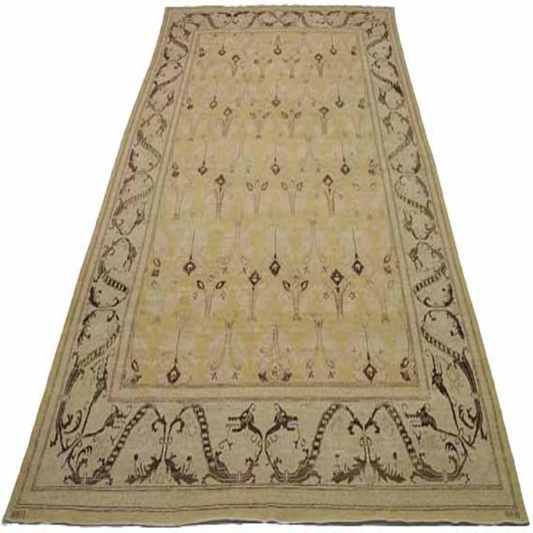 Entdecken Sie die Eleganz des afghanischen Khotan mit Teppichen aus der Zeit um 1990. Dieses exklusive Design aus Wolle und Braun-Elfenbein-Gelb ist perfekt, um Ihren Raum zu verschönern.