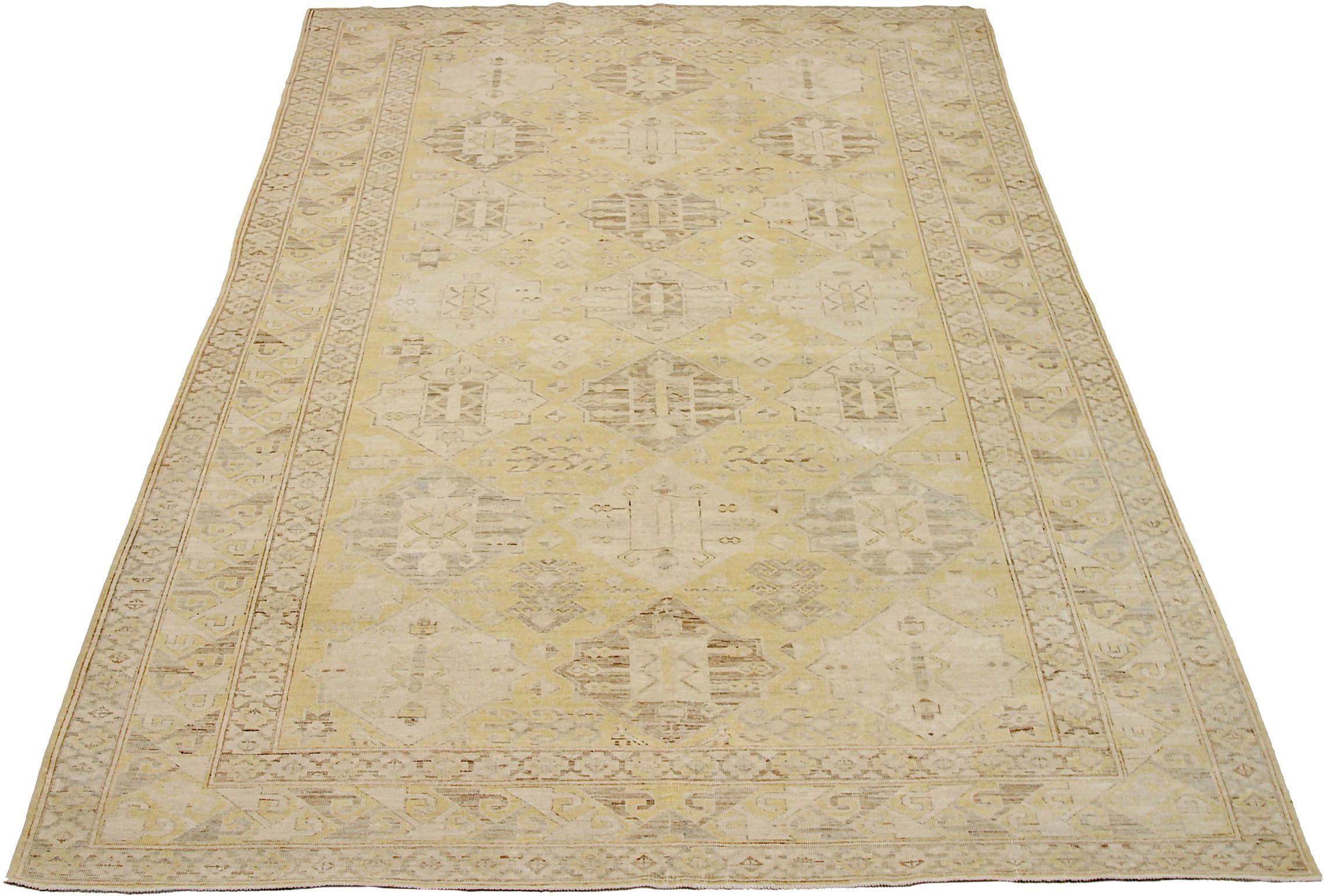 Découvrez l'élégance des tapis de l'Afghanistan Khotan, datant de 1990. Conçu avec de la laine et du jaune brun-ivoire, ce design exclusif est parfait pour mettre en valeur votre espace.