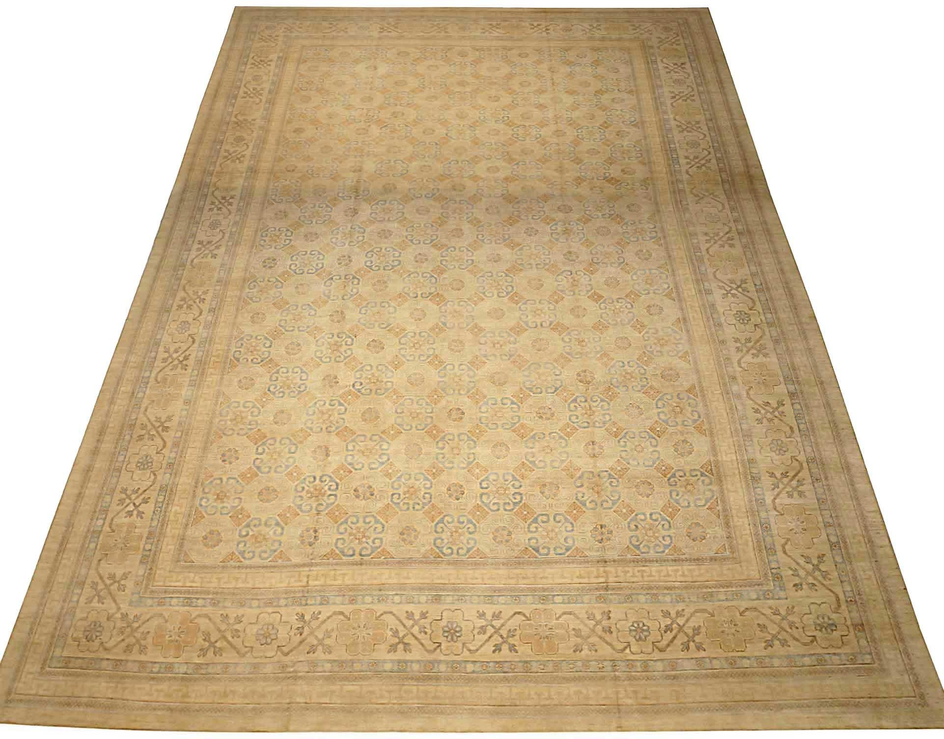 Entdecken Sie die Eleganz des afghanischen Khotan-Teppichs in Übergröße aus der Zeit um 1990. Dieses exklusive Design aus Wolle und Blau-Elfenbein-Gelb ist perfekt, um Ihren Raum zu verschönern.