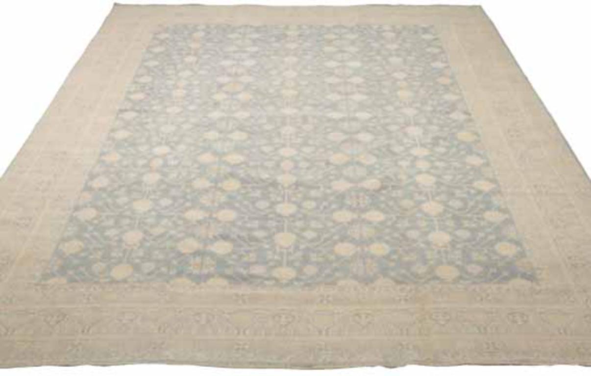 Scopri l'eleganza dell'Afghanistan Khotan con un tappeto over size del 1990. Progettato con lana e grigio-avorio, questo design esclusivo è perfetto per valorizzare il tuo spazio.