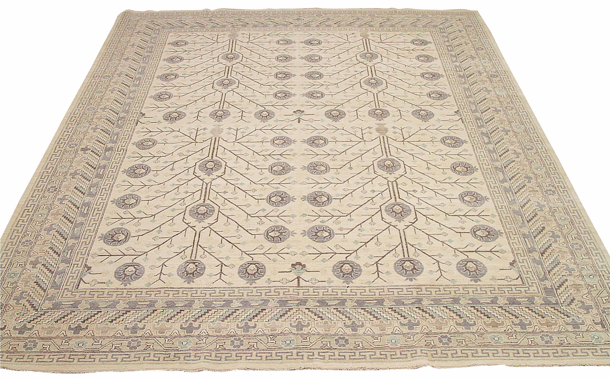 Scopri l'eleganza dell'Afghanistan Khotan con un tappeto over size del 1990. Progettato con lana e avorio, questo design esclusivo è perfetto per valorizzare il tuo spazio.