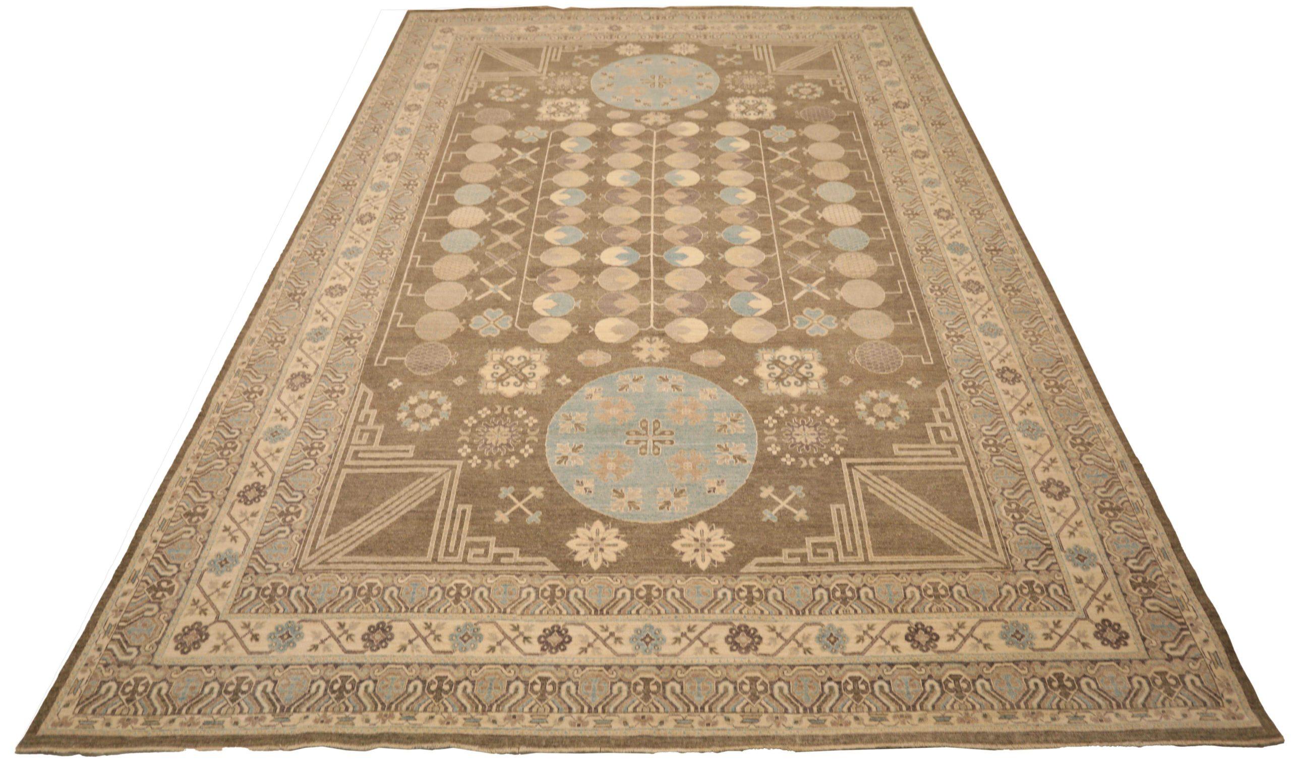 Scopri l'eleganza dell'Afghanistan Khotan con un tappeto over size del 1990. Progettato con lana e blu-marrone-avorio, questo design esclusivo è perfetto per valorizzare il tuo spazio.