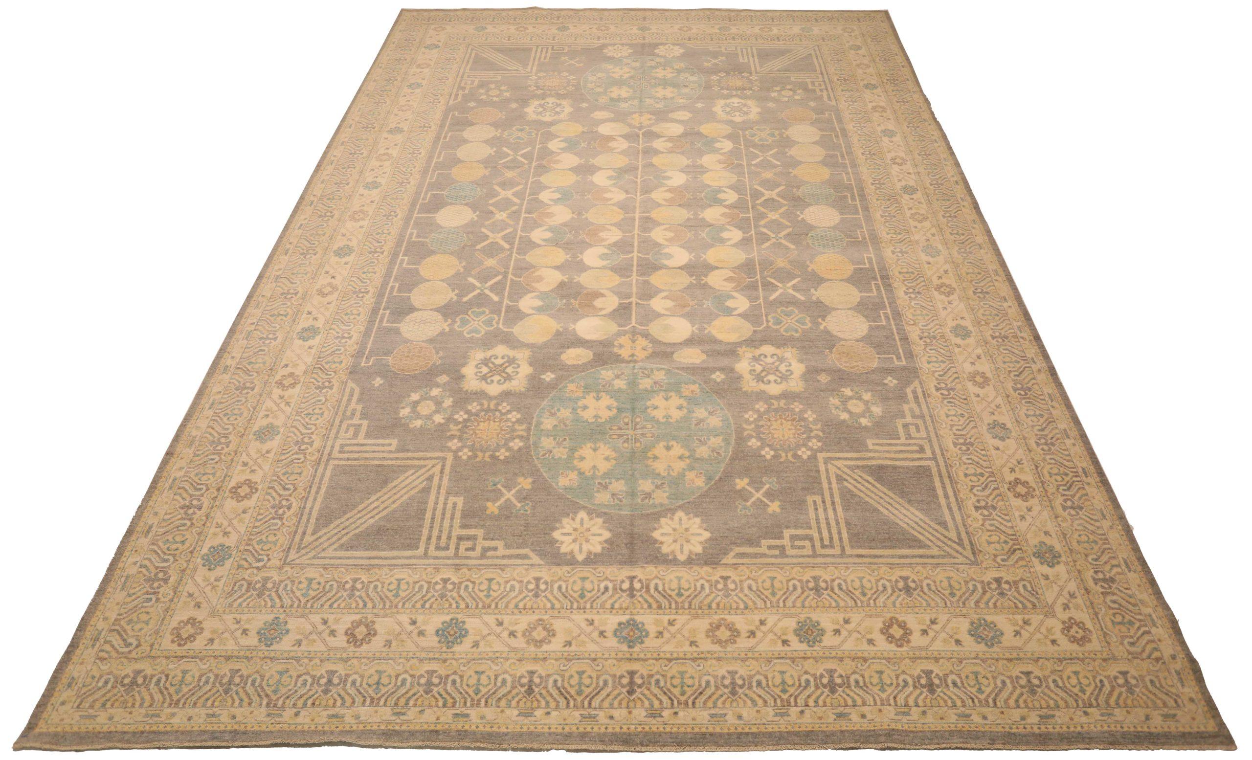 Scopri l'eleganza dell'Afghanistan Khotan con un tappeto over size del 1990. Progettato con lana e blu-avorio, questo design esclusivo è perfetto per valorizzare il tuo spazio.