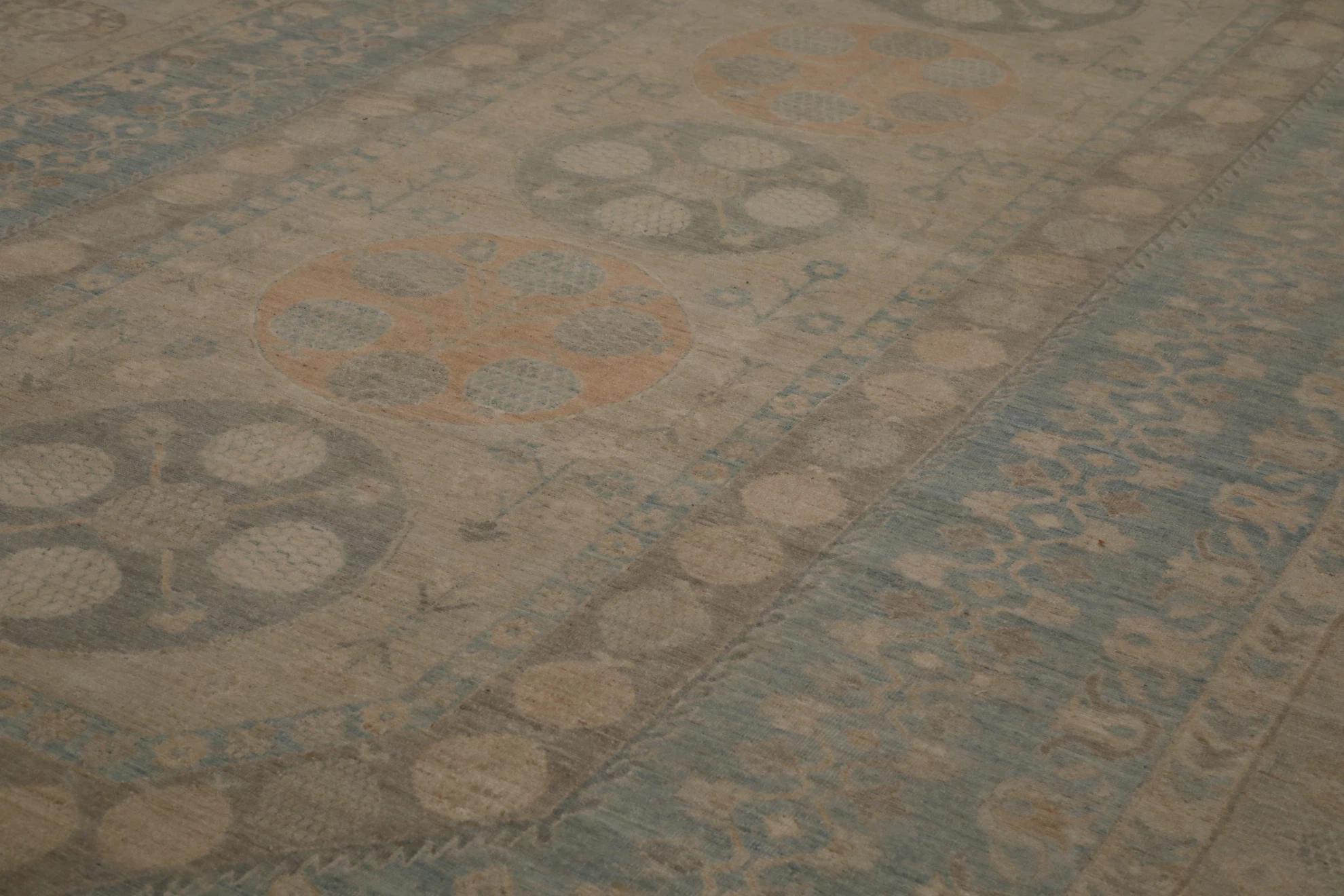Entdecken Sie die Eleganz des afghanischen Khotan-Teppichs in Übergröße aus der Zeit um 1990. Dieses exklusive Design aus Wolle und BlueIvoryTaupe ist perfekt, um Ihren Raum zu verschönern.
