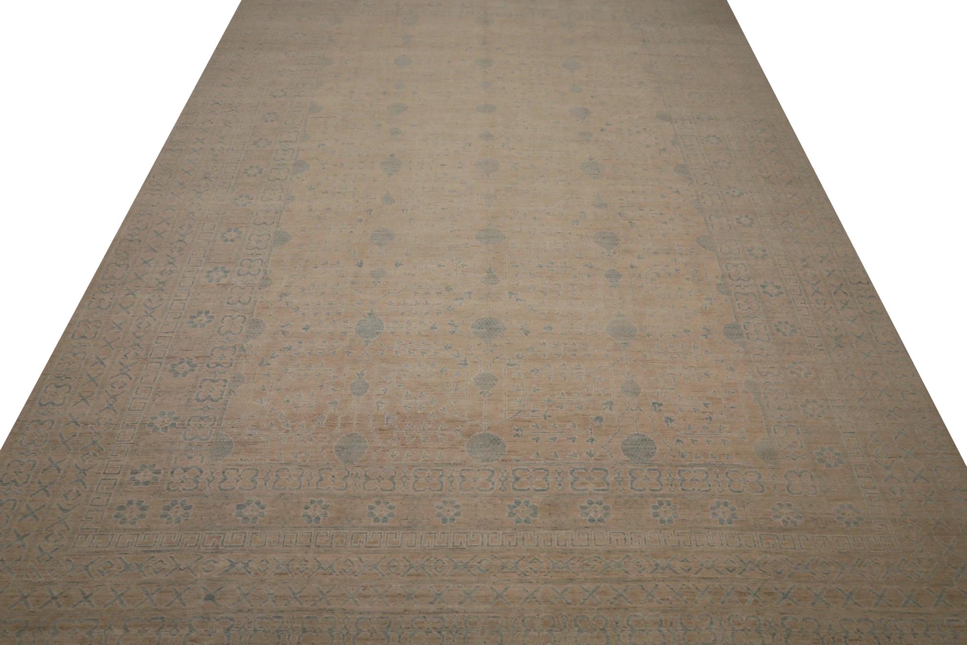 Scopri l'eleganza dell'Afghanistan Khotan con un tappeto over size del 1990. Progettato con lana e marrone-grigio, questo design esclusivo è perfetto per valorizzare il tuo spazio.