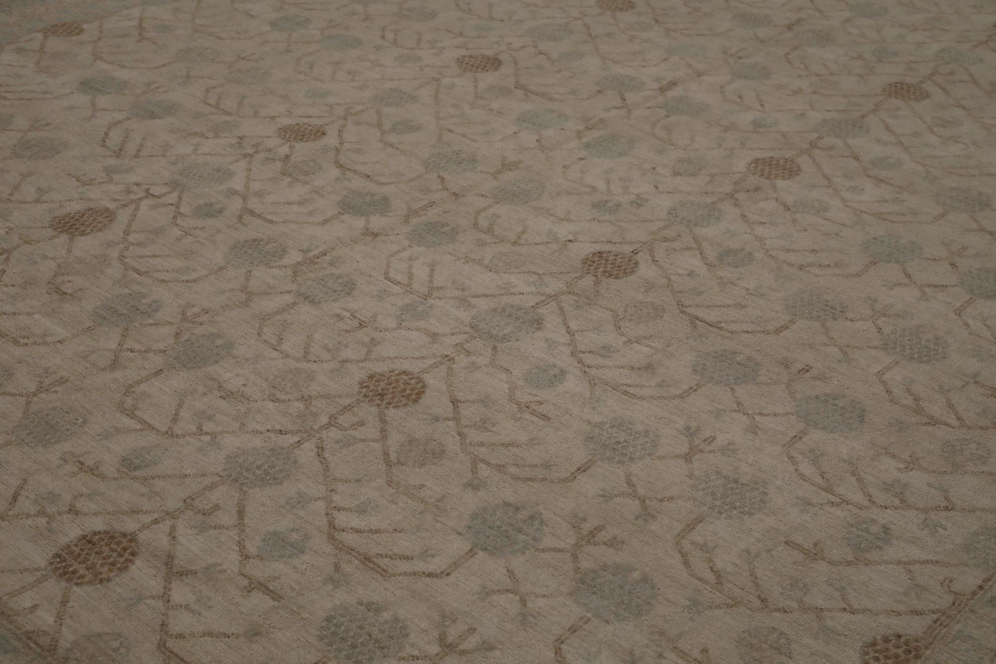 Entdecken Sie die Eleganz des afghanischen Khotan-Teppichs in Übergröße aus der Zeit um 1990. Dieses exklusive Design aus Wolle und BraunGrauElfenbein ist perfekt, um Ihren Raum zu verschönern.