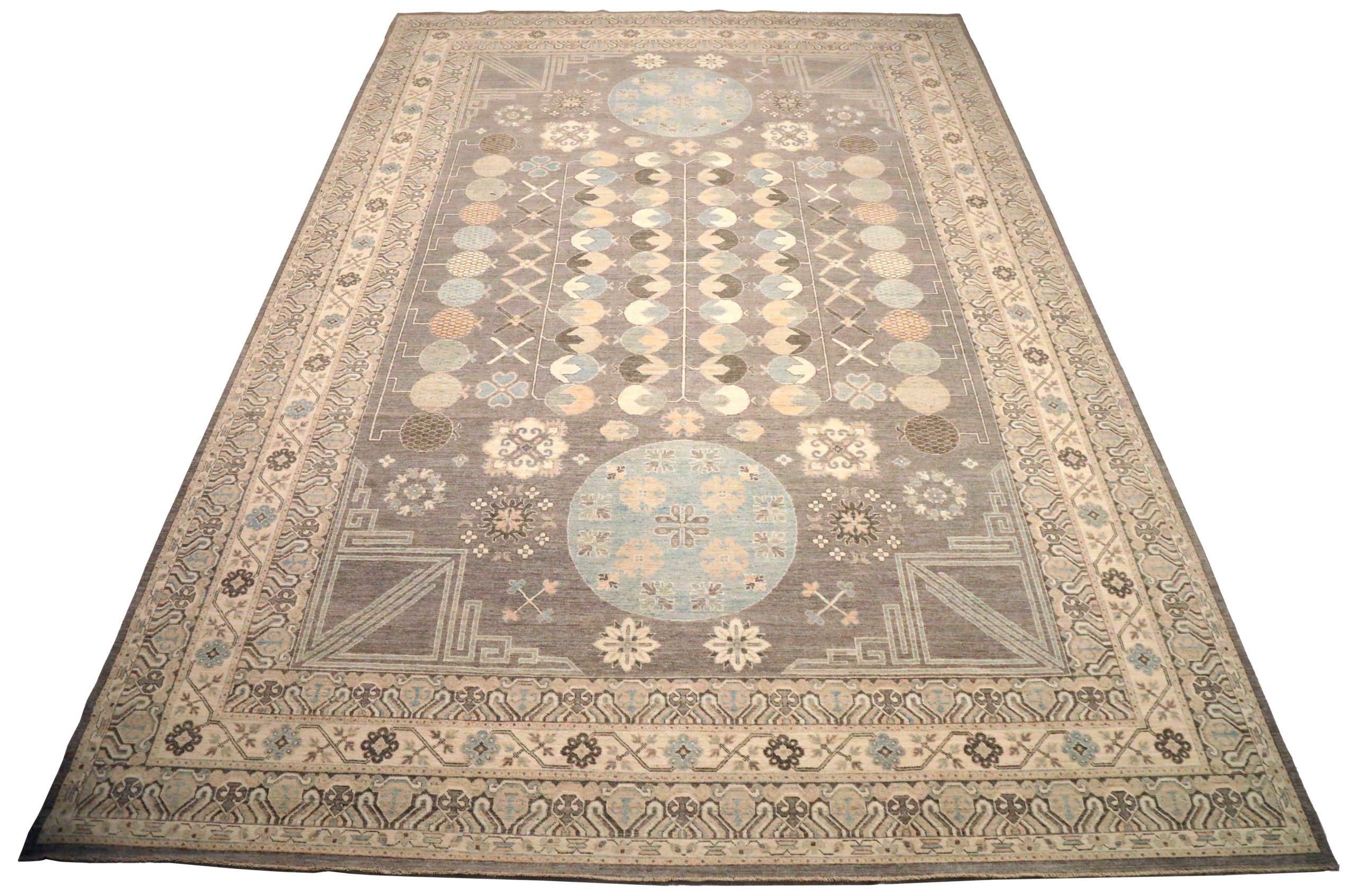 Entdecken Sie die Eleganz des afghanischen Khotan-Teppichs in Übergröße aus der Zeit um 1990. Dieses exklusive Design aus Wolle und Braun-Elfenbein ist perfekt, um Ihren Raum zu verschönern.