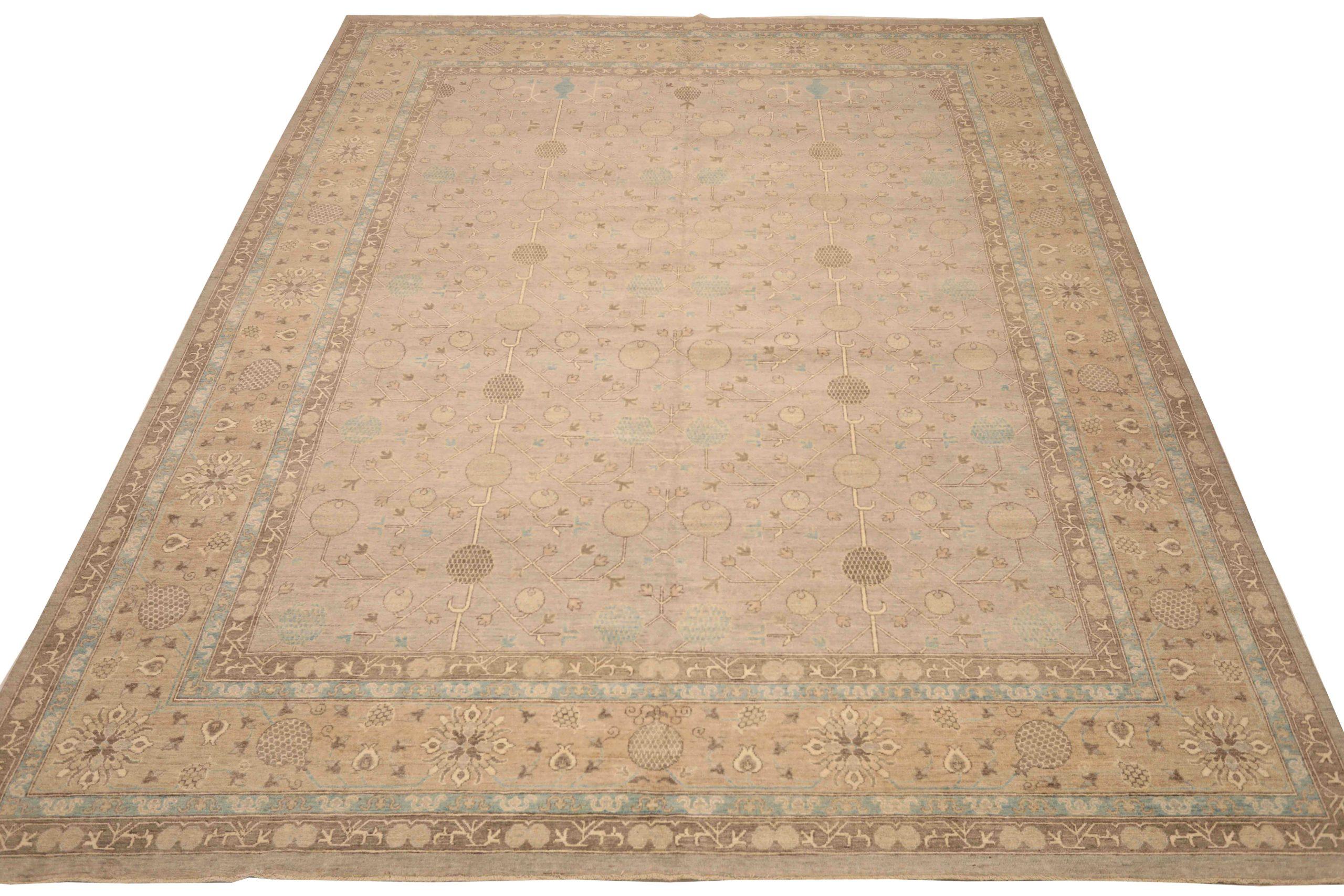Descubre la elegancia de la alfombra afgana Khotan Over Size Rug in Circa 1990. Diseñado con Lana y MarrónTaupeAmarillo, este diseño exclusivo es perfecto para realzar tu espacio.