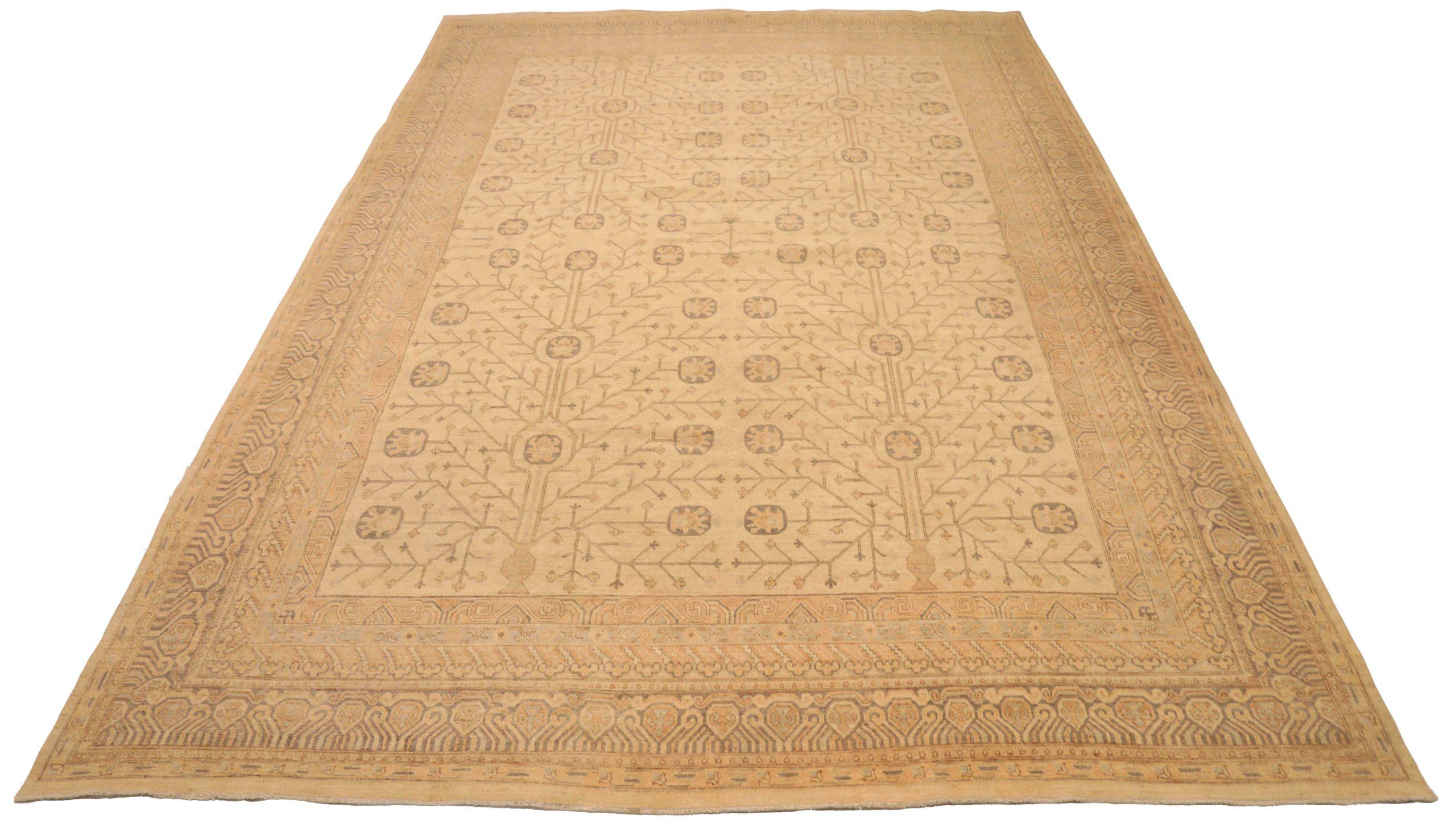 Entdecken Sie die Eleganz des afghanischen Khotan-Teppichs in Übergröße aus der Zeit um 1990. Dieses exklusive Design aus Wolle und Elfenbein ist perfekt, um Ihren Raum zu verschönern.