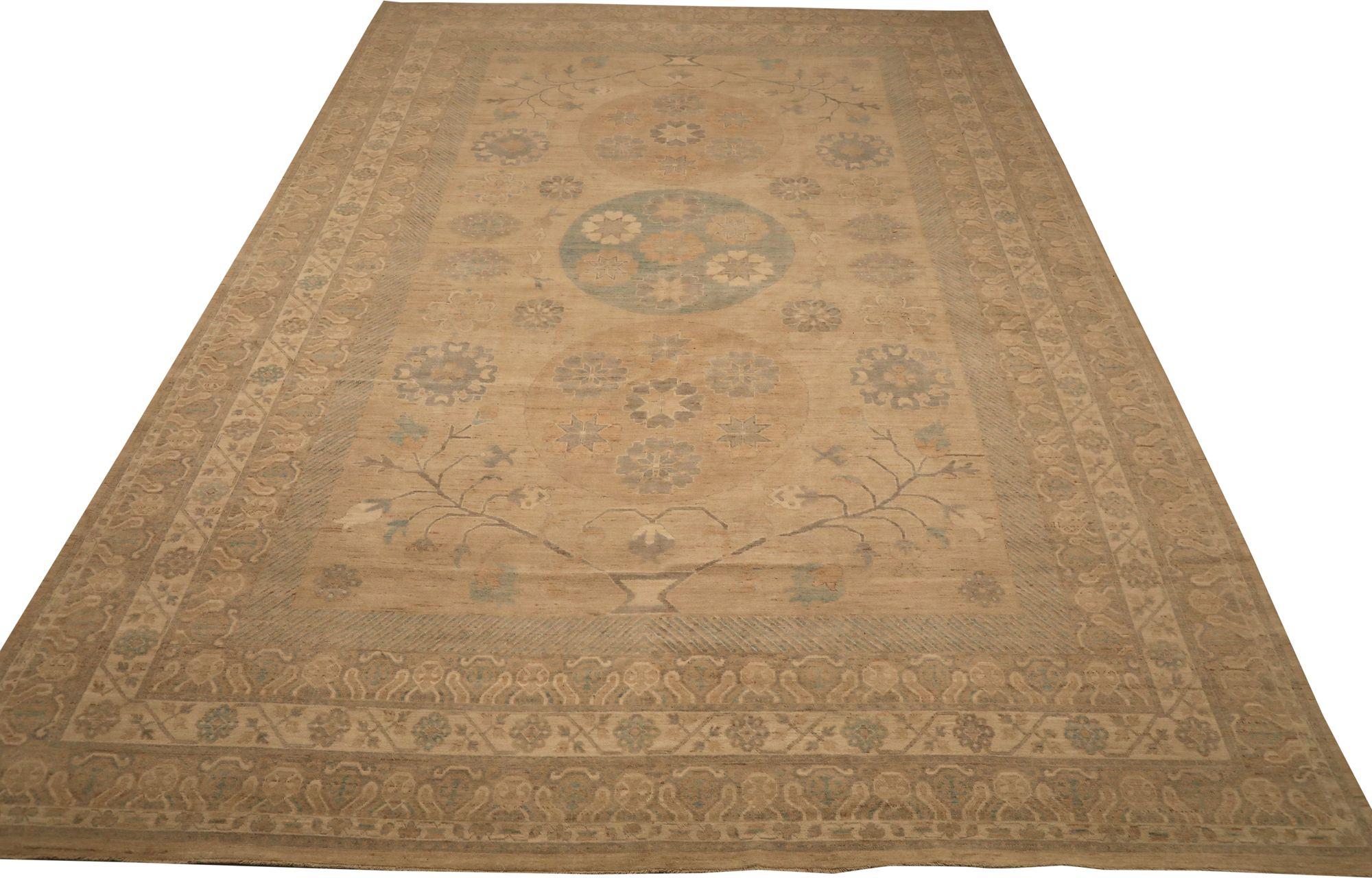 Entdecken Sie die Eleganz des afghanischen Khotan-Teppichs in Übergröße aus der Zeit um 1990. Dieses exklusive Design aus Wolle und IvoryTaupe ist perfekt, um Ihren Raum zu verschönern.