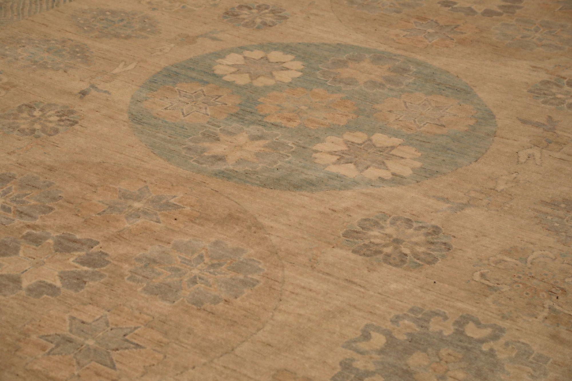 Afghanistan Khotan Over Size-Teppich - Wolle Elfenbein Taupe Design - 96638 (Stammeskunst) im Angebot