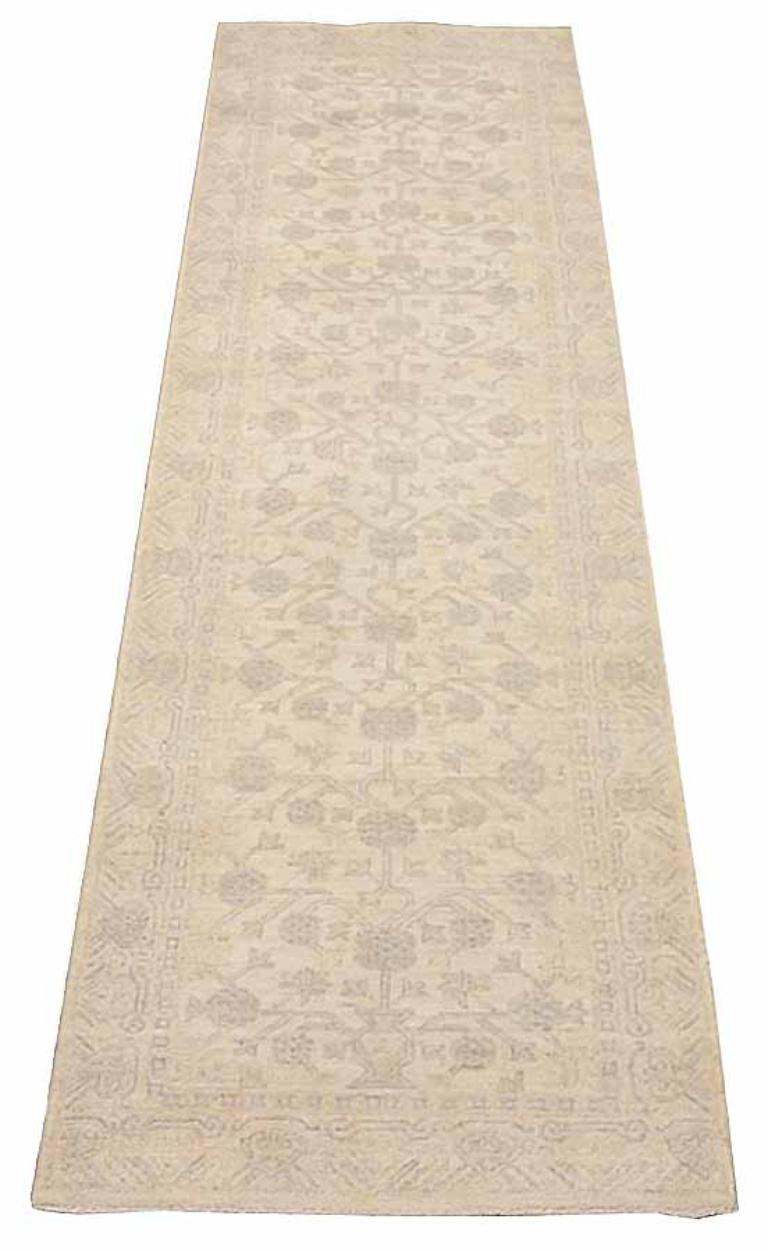 Descubre la elegancia de la alfombra de corredor Khotan de Afganistán, Circa 1990. Diseñado con lana y marfil, este diseño exclusivo es perfecto para realzar tu espacio.