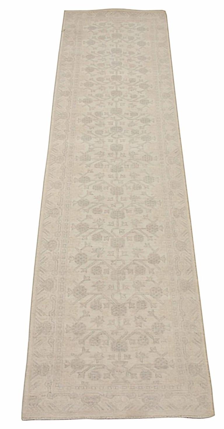 Entdecken Sie die Eleganz des afghanischen Khotan-Teppichs mit Läufer aus der Zeit um 1990. Dieses exklusive Design aus Wolle und Elfenbein ist perfekt, um Ihren Raum zu verschönern.