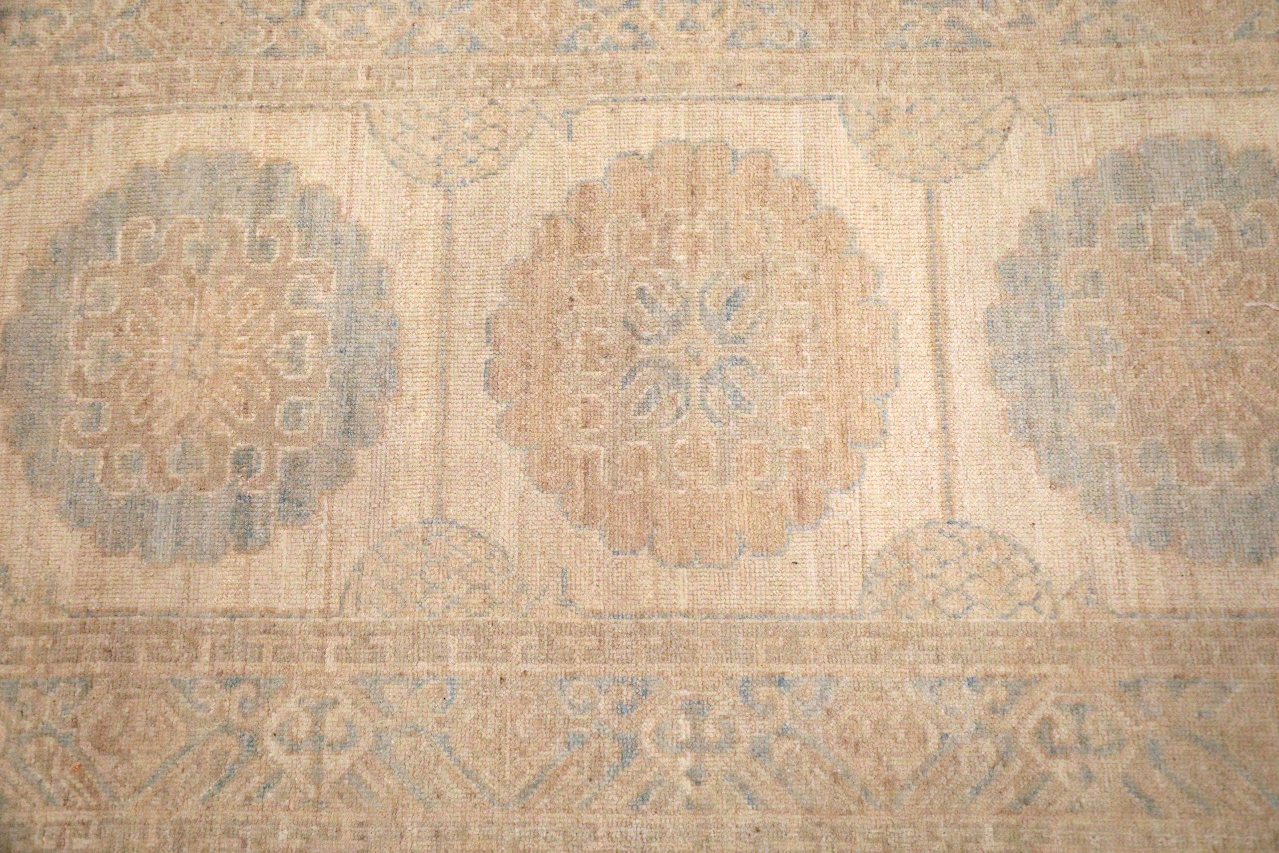 Descubre la elegancia de la alfombra de corredor Khotan de Afganistán, Circa 1990. Diseñado con lana y azul marfil, este diseño exclusivo es perfecto para realzar tu espacio.