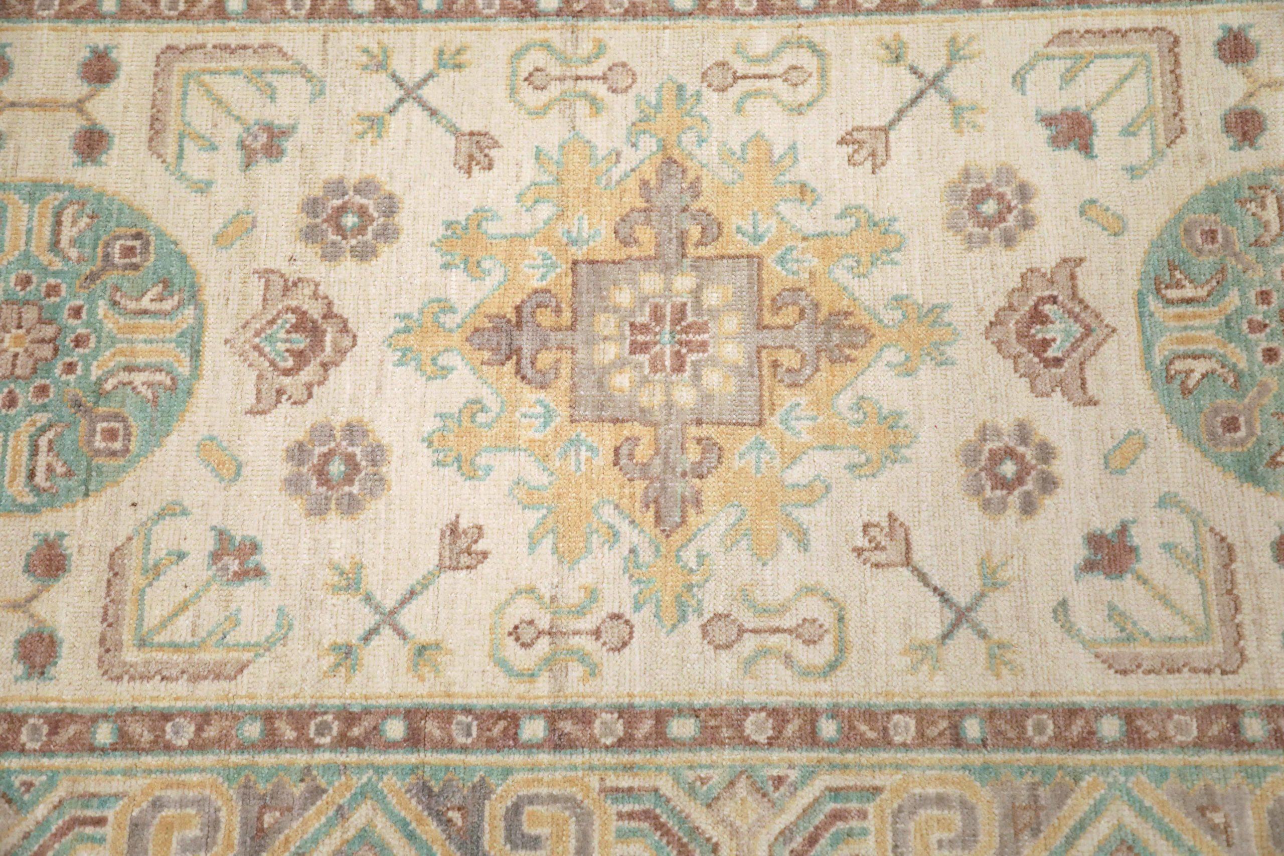 Découvrez l'élégance du tapis de course Afghanistan Khotan, datant de 1990. Conçu avec de la laine et du Design/One, ce design exclusif est parfait pour mettre en valeur votre espace.