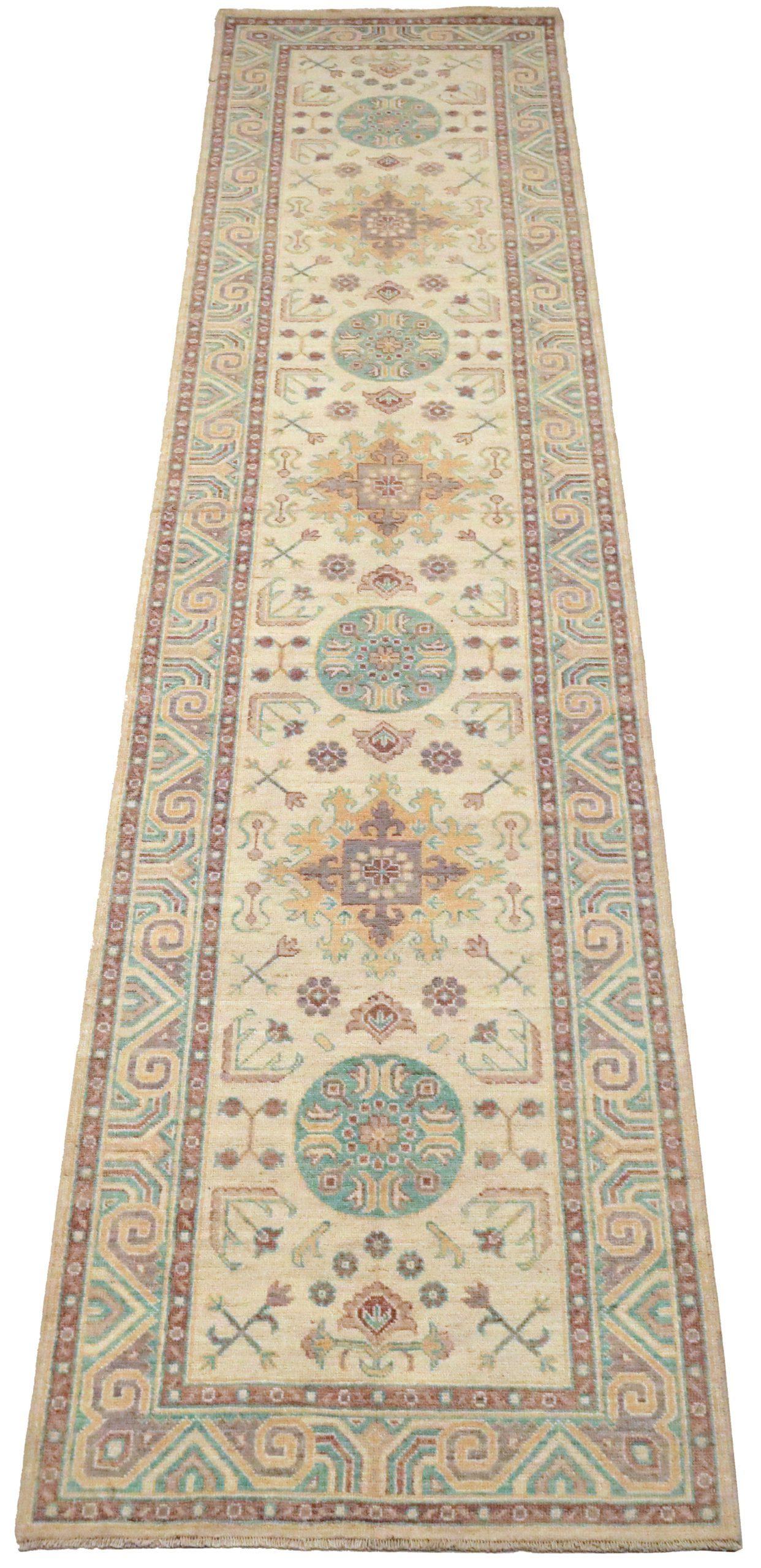 Tribal Tapis de couloir Khotan en laine vert ivoire - 93660 en vente
