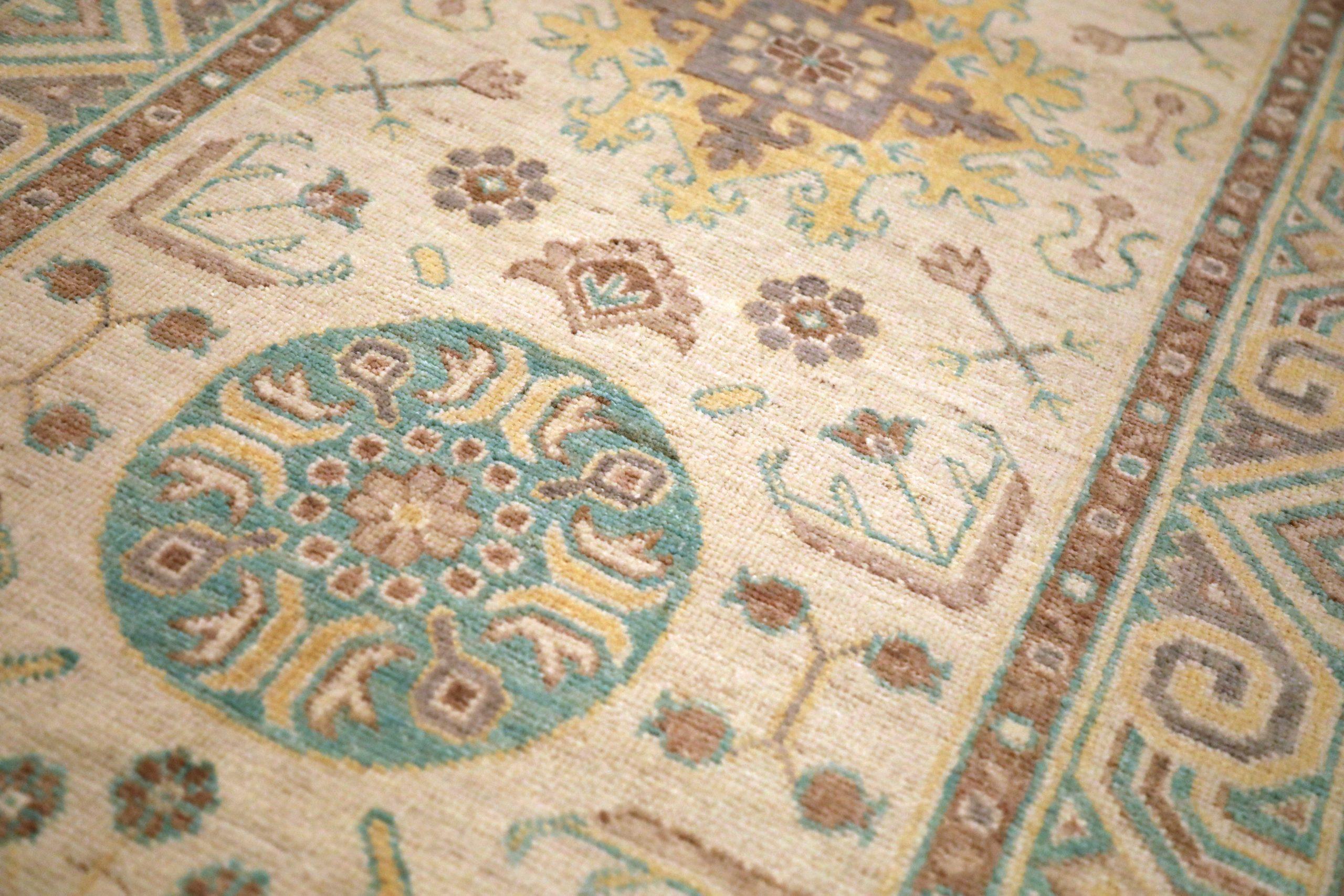 Afghan Tapis de couloir Khotan en laine vert ivoire - 93660 en vente