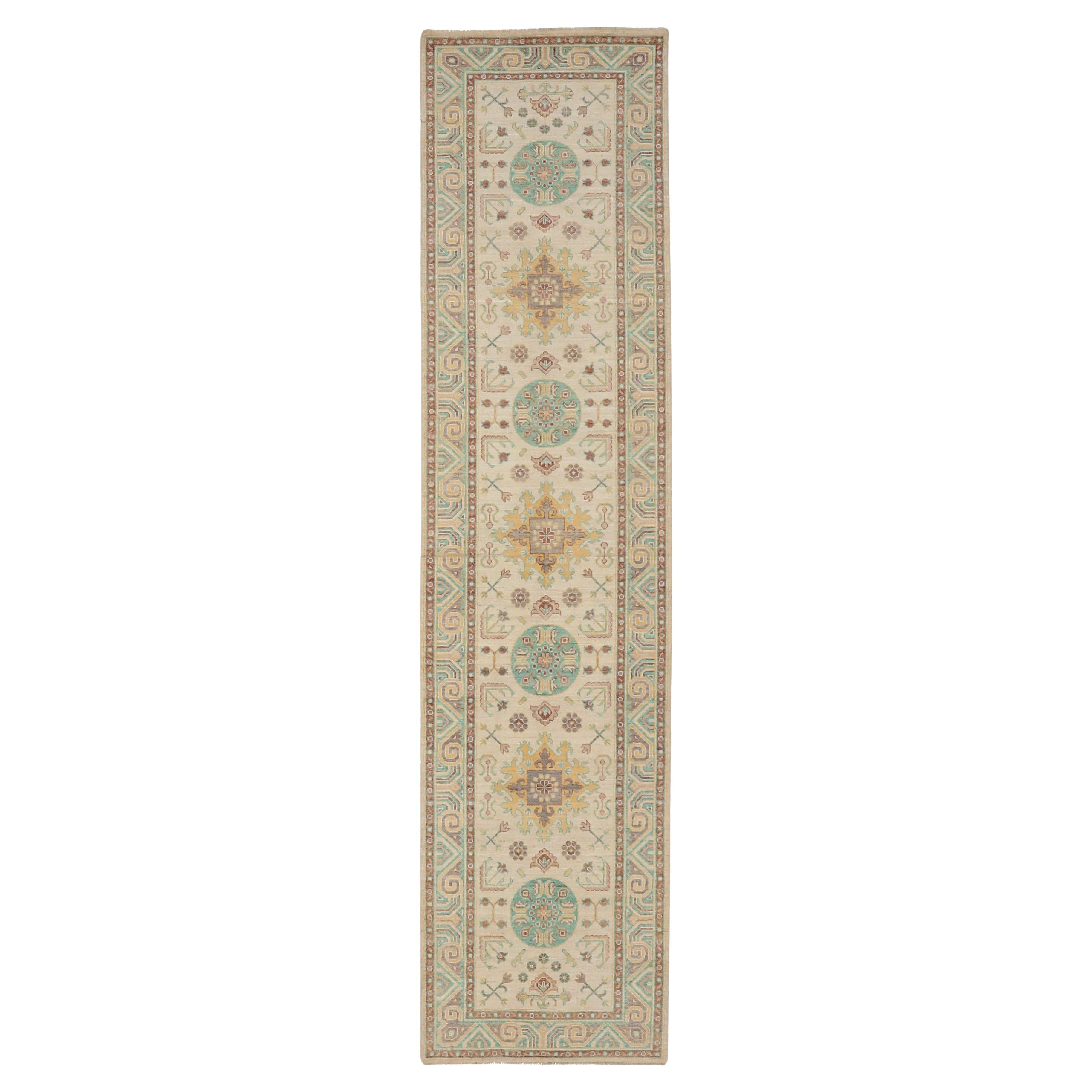 Afghanistan Khotan-Läufer aus Wolle in Grün und Elfenbein im elfenbeinfarbenen Design - 93660
