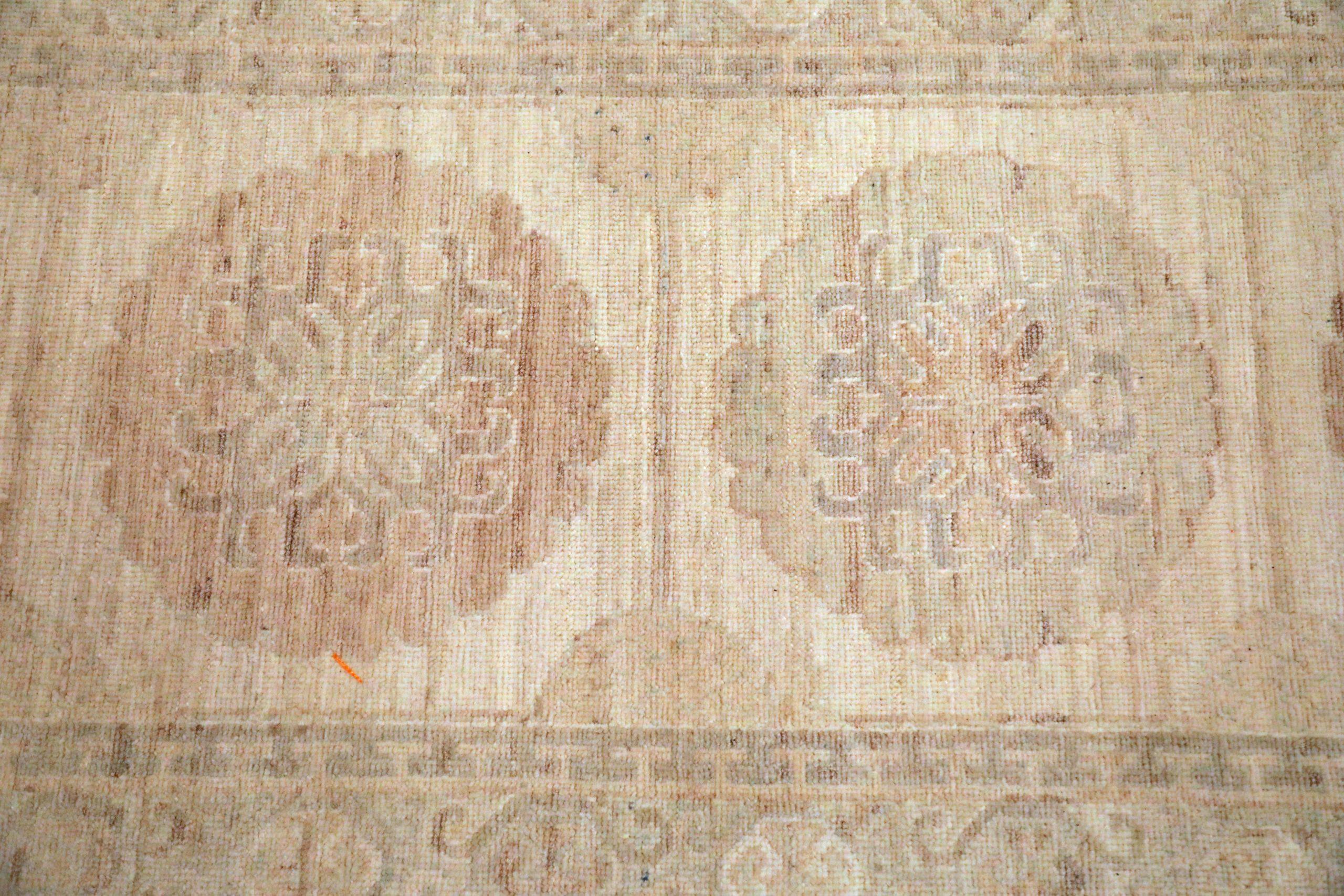 Descubre la elegancia de la alfombra de corredor Khotan de Afganistán, Circa 1990. Diseñado con lana y topo marfil, este diseño exclusivo es perfecto para realzar tu espacio.