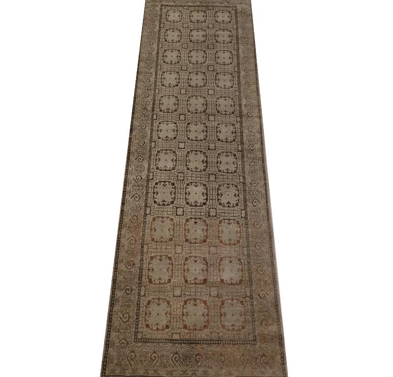 Scopri l'eleganza dell'Afghanistan Khotan con il tappeto piccolo CIRCA 1990. Progettato con un'attenzione meticolosa ai dettagli e a BrownIvory, questo design esclusivo è perfetto per valorizzare il tuo spazio.