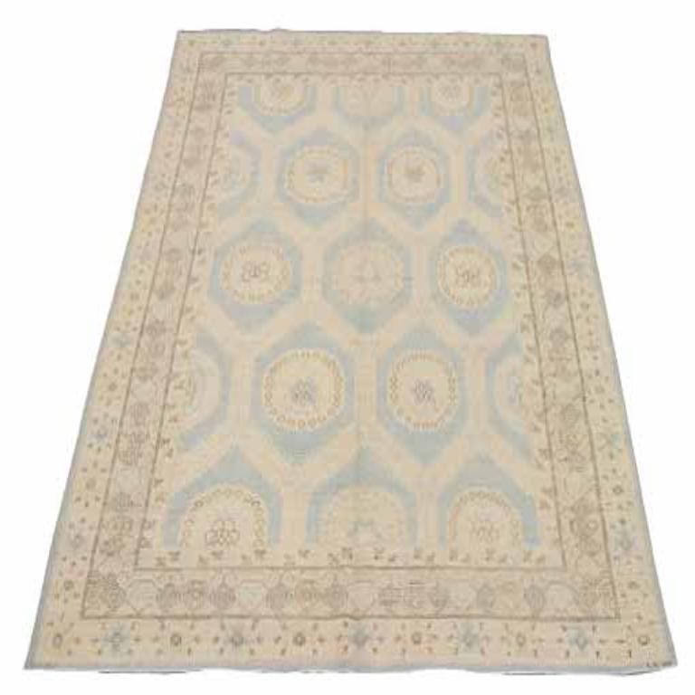 Découvrez l'élégance de l'Afghanistan Khotan, qui présente un petit tapis datant de 1990. Conçu avec de la laine et du Design/One, ce design exclusif est parfait pour mettre en valeur votre espace.