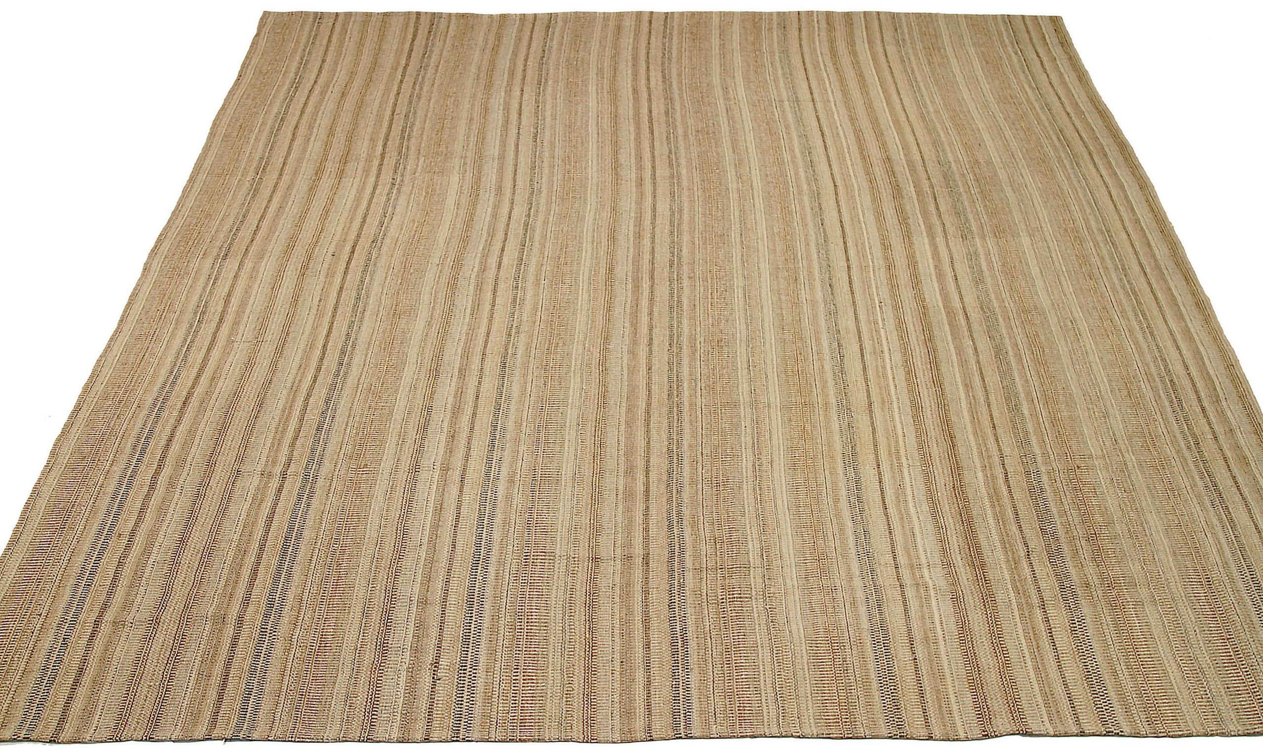 Scopri l'eleganza dell'Afghanistan Kilim featuring Area Rug (Round) in CIRCA 1910. Progettato in lana e marrone-avorio, questo design esclusivo è perfetto per valorizzare il tuo spazio.