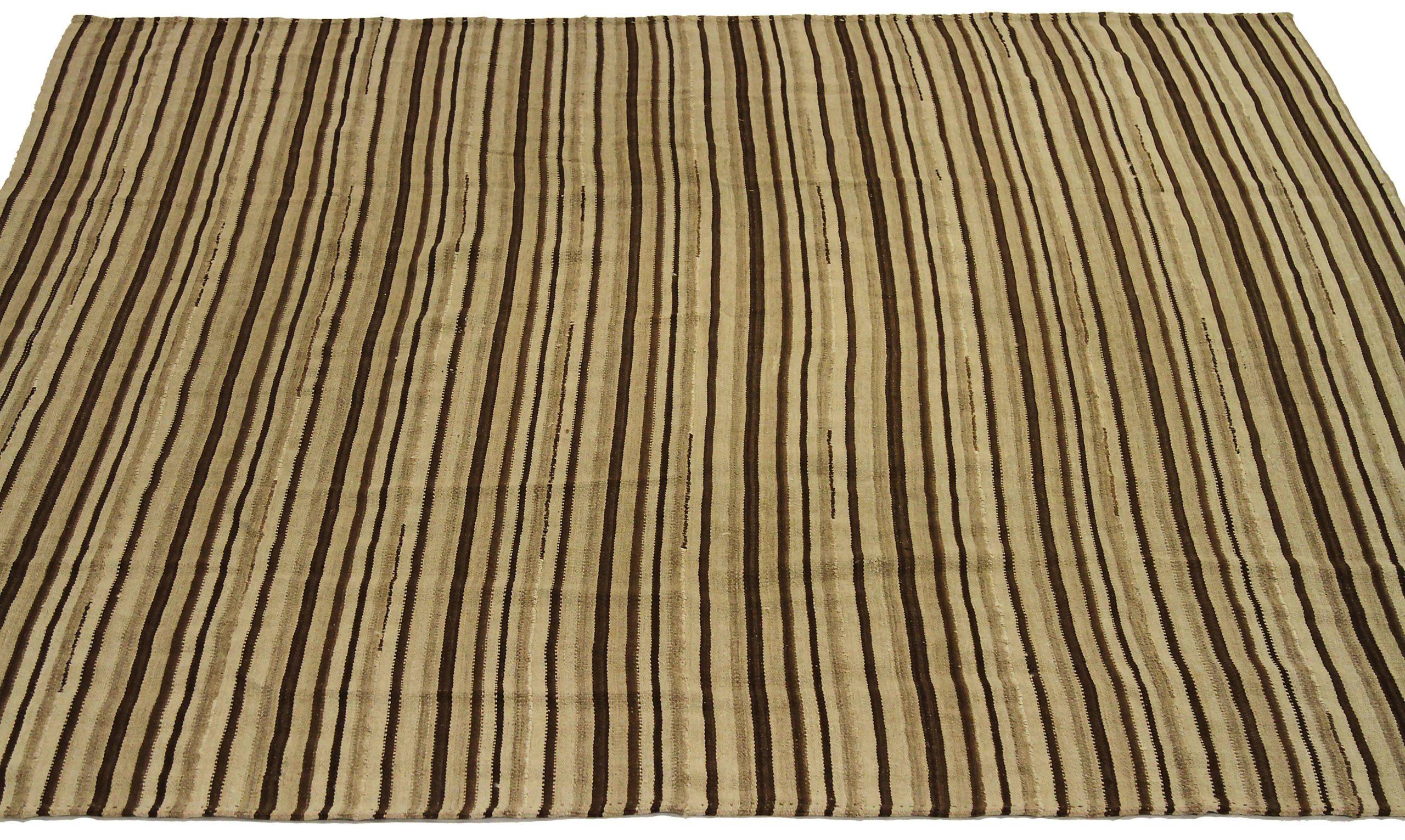 Scopri l'eleganza dell'Afghanistan Kilim featuring Area Rug (Round) CIRCA 1990. Progettato in lana e marrone-avorio, questo design esclusivo è perfetto per valorizzare il tuo spazio.